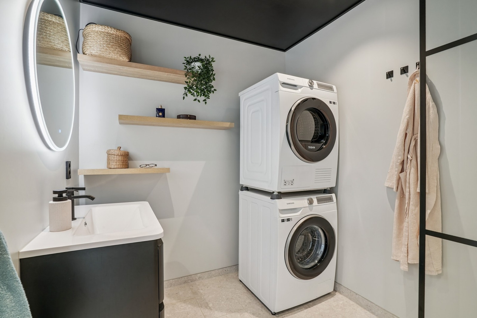 Flott bad/vaskerom med våtromsplater på vegg og flislagt gulv med elektriske varmekabler fra 2020. Sort malt himling med downlights. Galleribilde