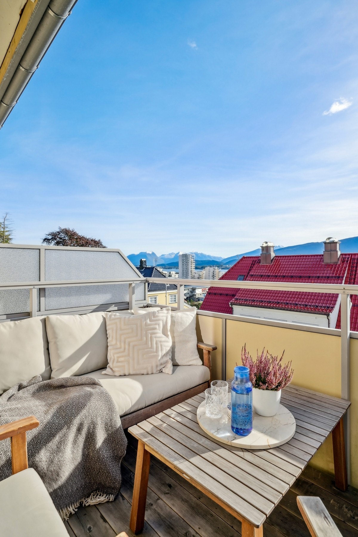 Balkongen har god plass til mindre sittegruppe og grillen. Her trives man lett. Galleribilde