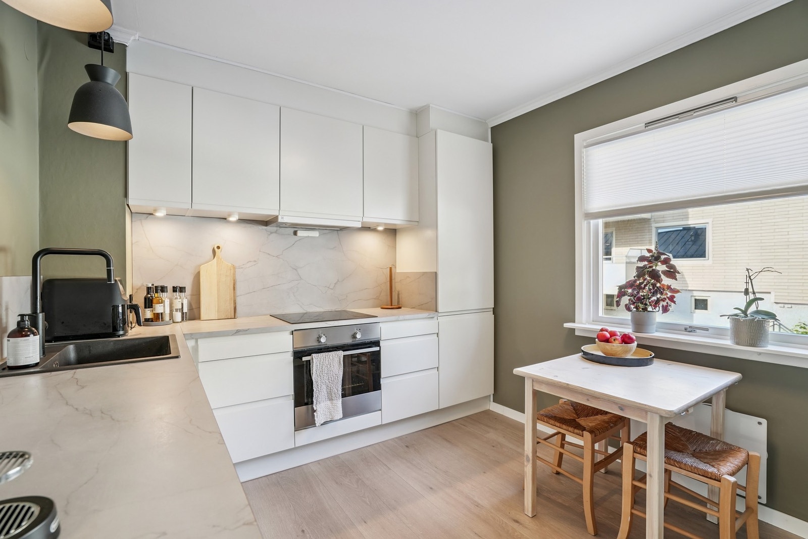 Lekkert og funksjonelt kjøkken med rene linjer og delikate materialvalg fra 2020 - her får du et kjøkken som inviterer til både matlaging og gode samtaler. Galleribilde