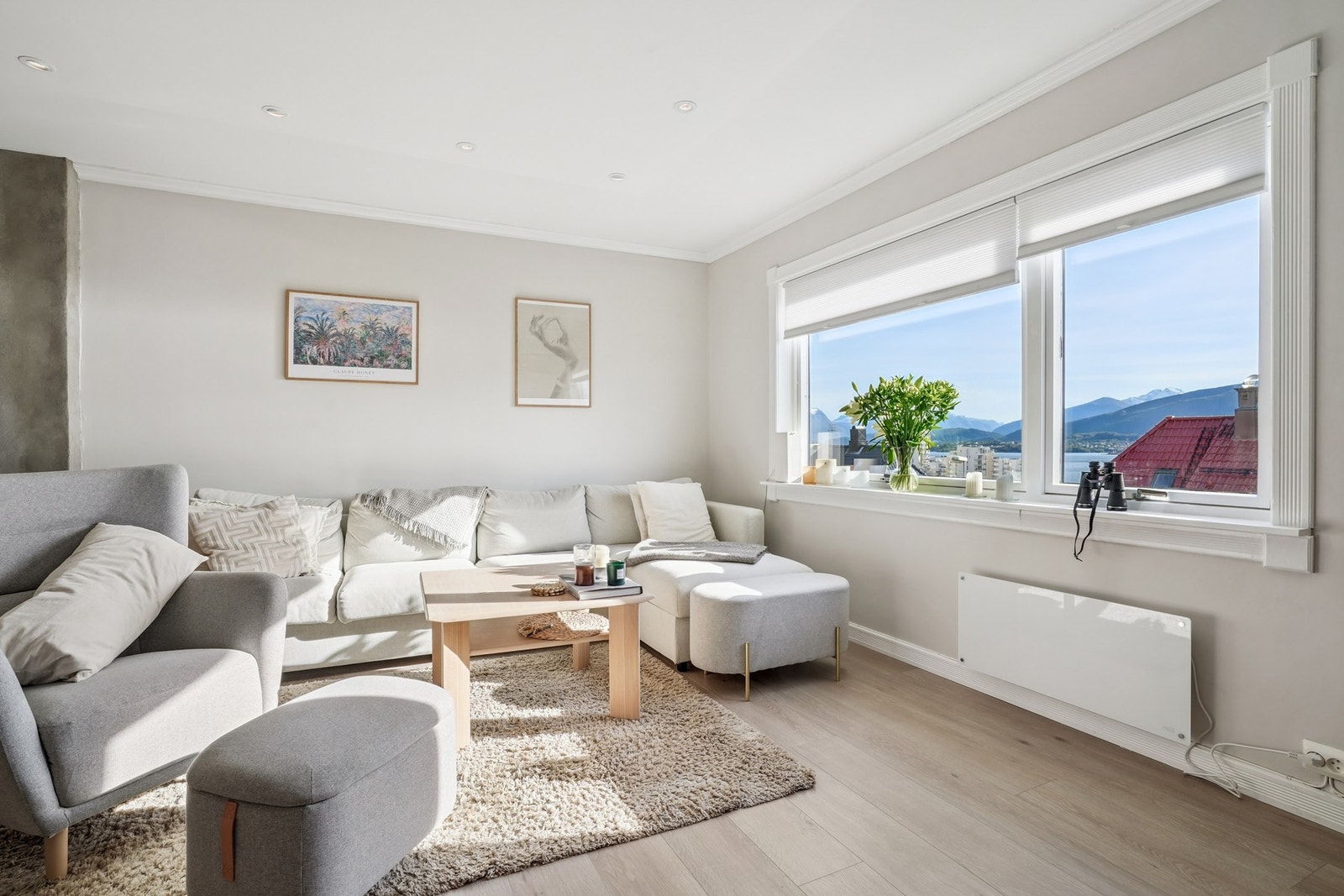 Stuen er smakfullt møblert med lune tekstiler og lyse naturmaterialer som fremhever rommets luftige preg. Galleribilde