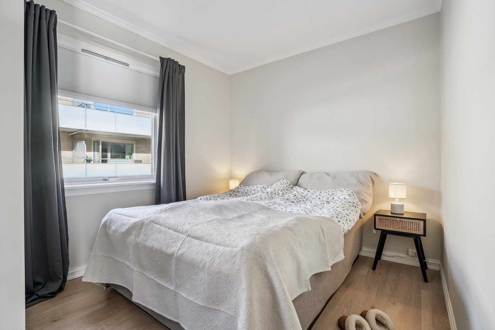 Det er to soverom i leiligheten, og hovedsoverommet er av god størrelse. Innredet med dobbeltseng, nattbord - Galleribilde