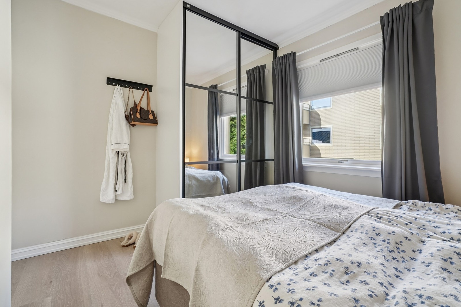 - garderobeskap med speilskyvedører fra Leba. Galleribilde