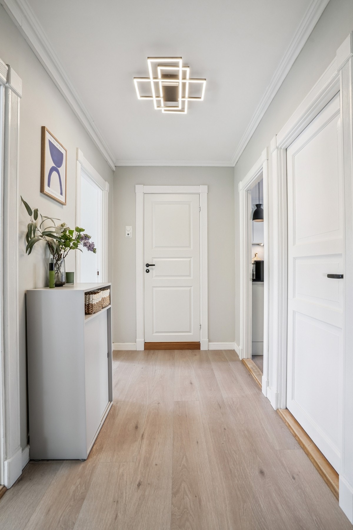 Lys og trivelig gang med god plass til kommode om ønskelig. Galleribilde