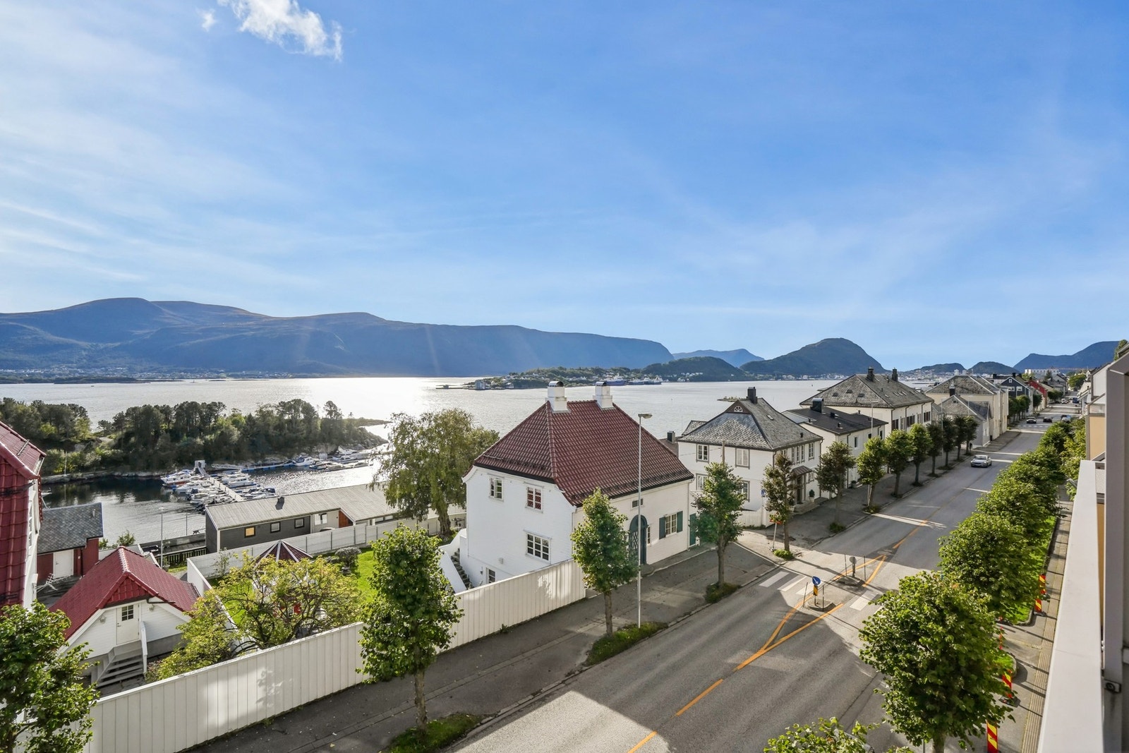 - med sydvendt balkong og fin utsikt mot Borgundfjorden, Sulafjellet og Sukkertoppen. Galleribilde