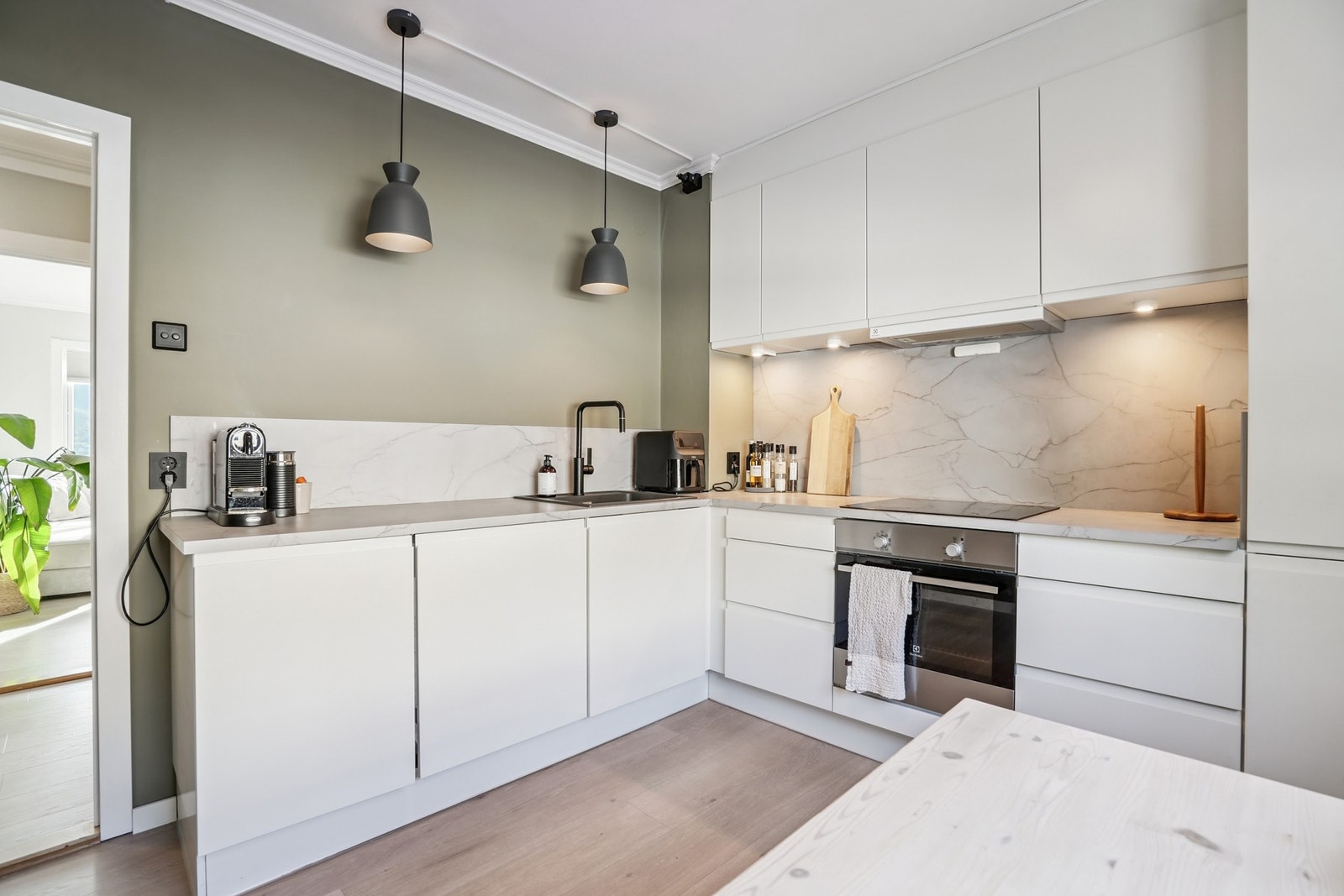 Integrerte hvitevarer som platetopp, stekeovn, oppvaskmaskin og kjøl/fryseskap medfølger i handelen. Galleribilde