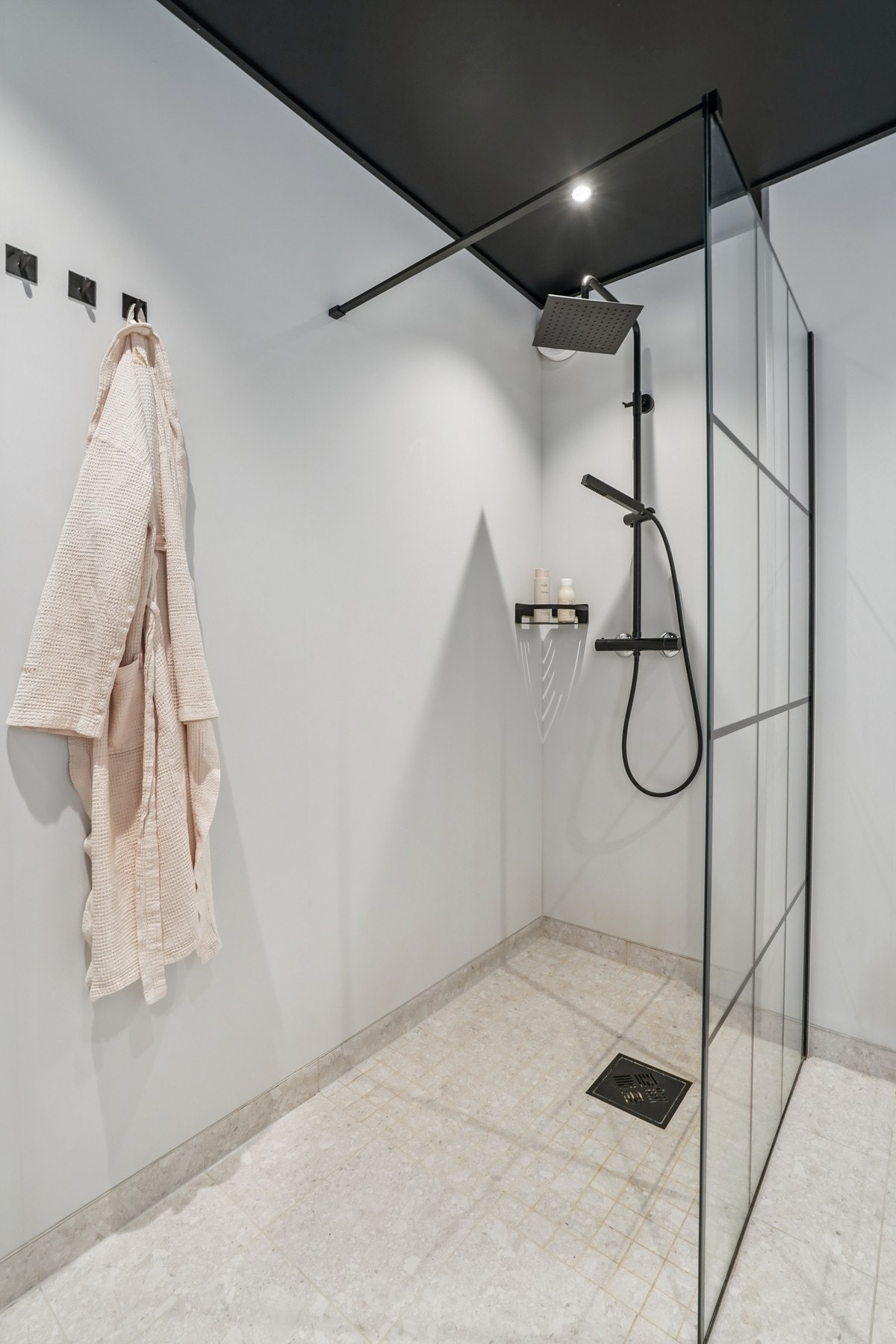 - og dusjhjørne med regnfallsdusj. Galleribilde