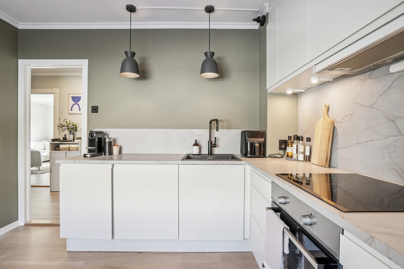 Det er godt med skap- og skuffeplass, samt fine arbeidsflater for matlagningen. Galleribilde