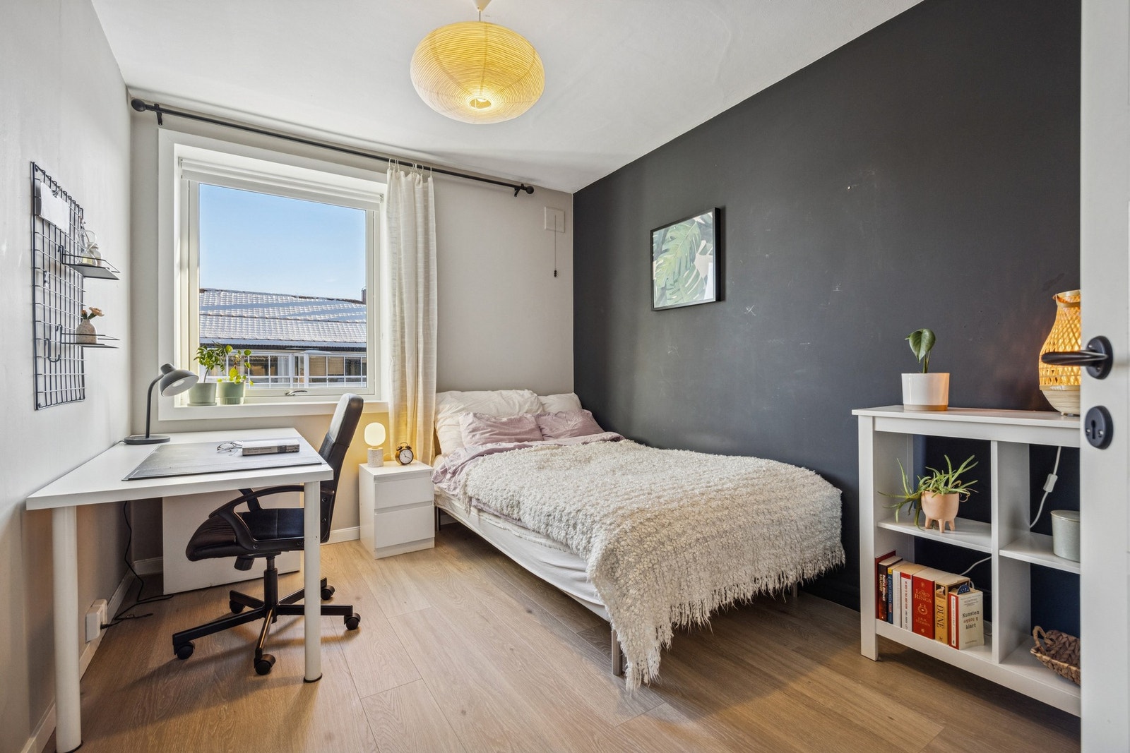 Hovedsoverommet har en god størrelse på romslige 10m² med naturlig plass til både dobbeltseng og tilhørende møblement. Galleribilde