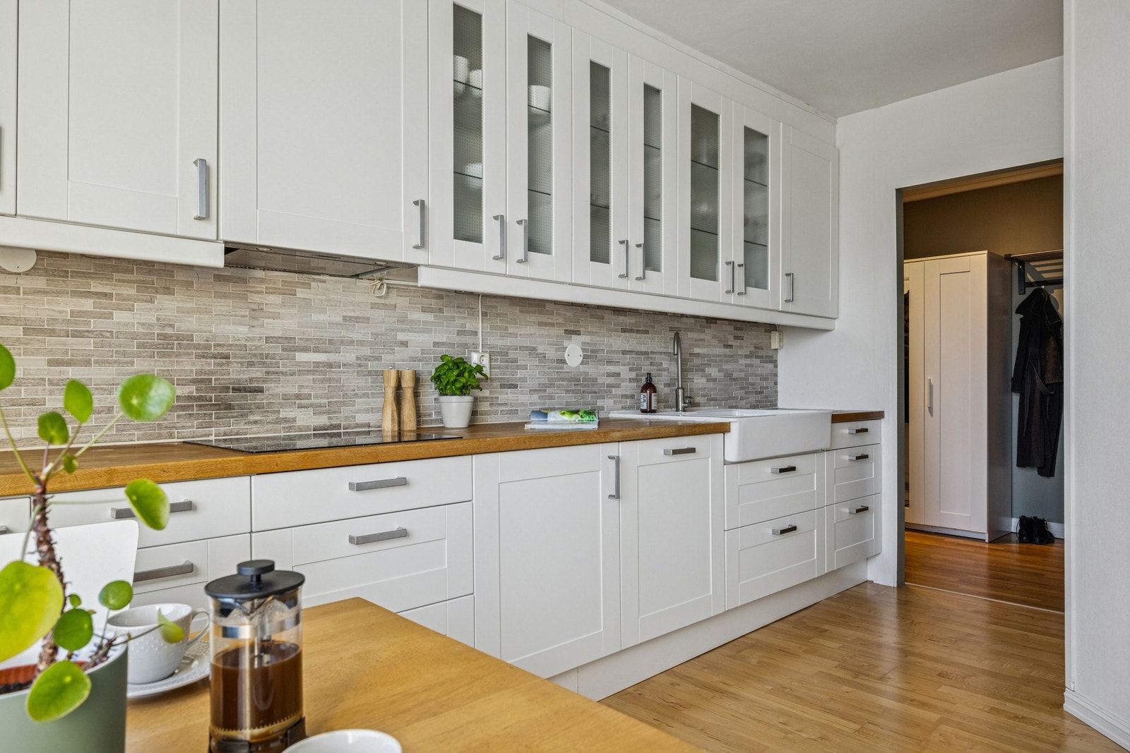 Kjøkkenet byr på rikelig med skap- og benkeplass, noe som gir gode arbeidsforhold og praktisk oppbevaring. Galleribilde