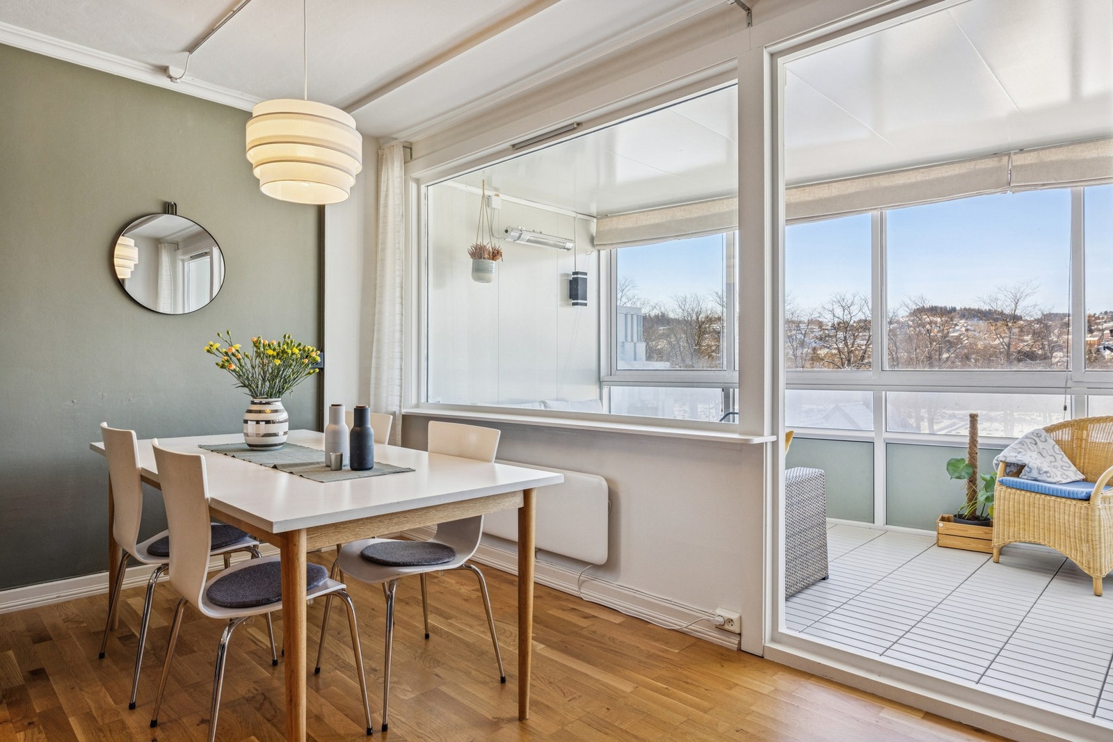 Stuen har store vindusflater som slipper inn rikelig med naturlig lys og gir direkte utgang til innglasset balkong. Galleribilde