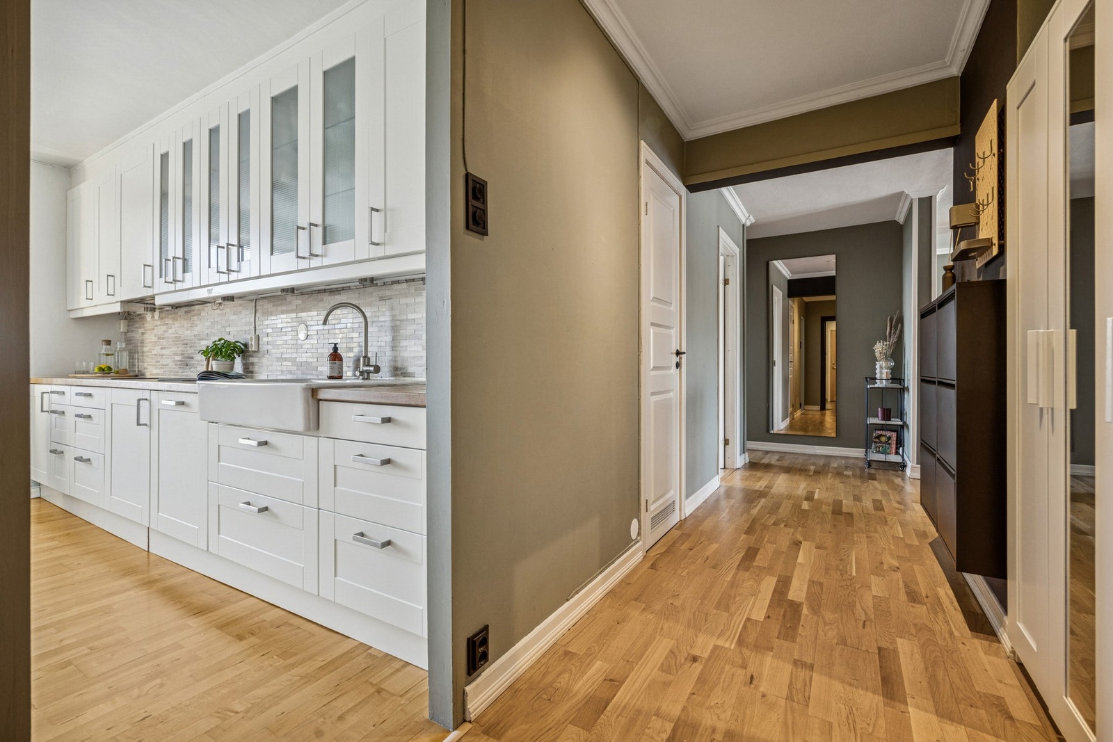 Praktisk gangareal med tilknytning til boligens øvrige rom, som gir en funksjonell og gjennomgående planløsning. Galleribilde