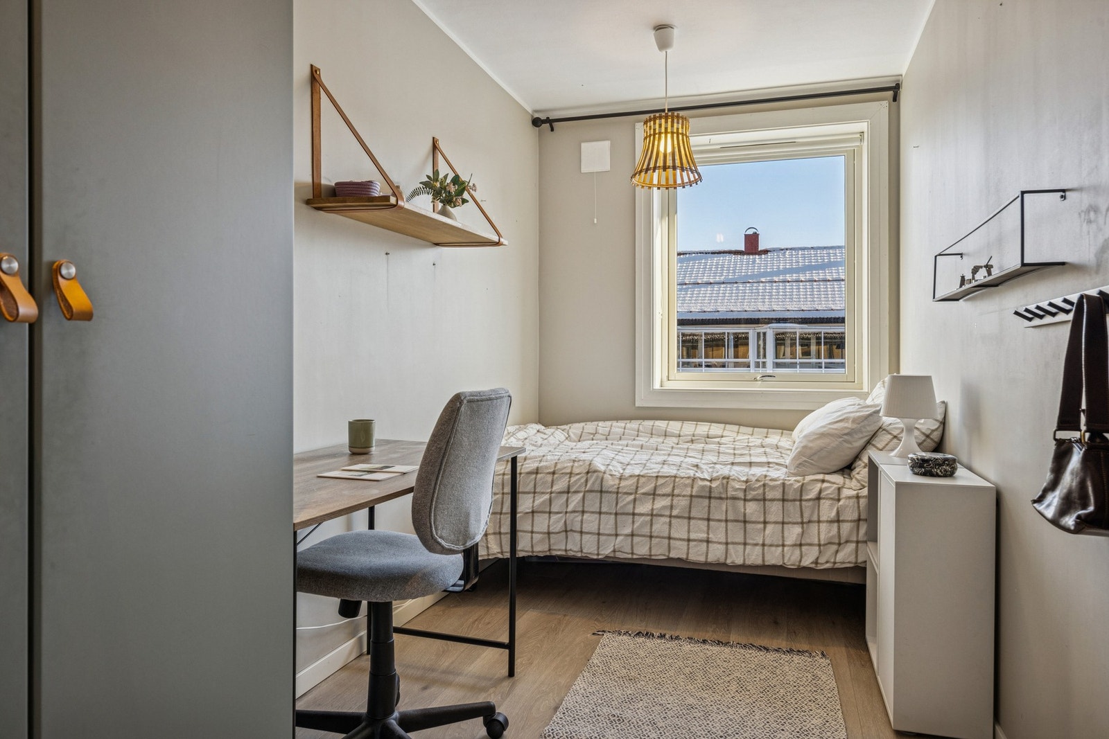 Soverommet har en rolig beliggenhet i boligen, god plass til både seng og arbeidspult. Galleribilde