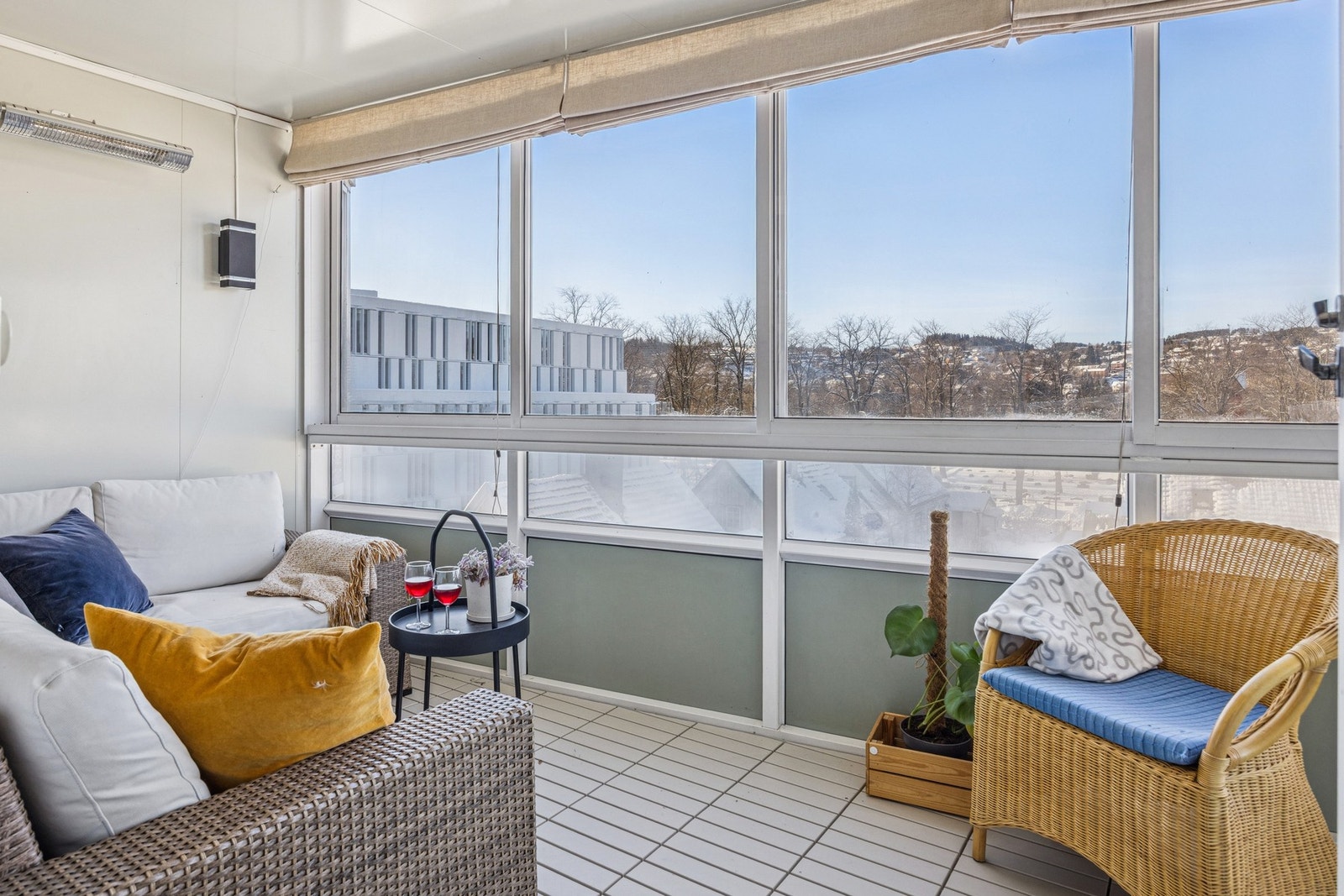 Balkong med god plass til sittegruppe. Galleribilde