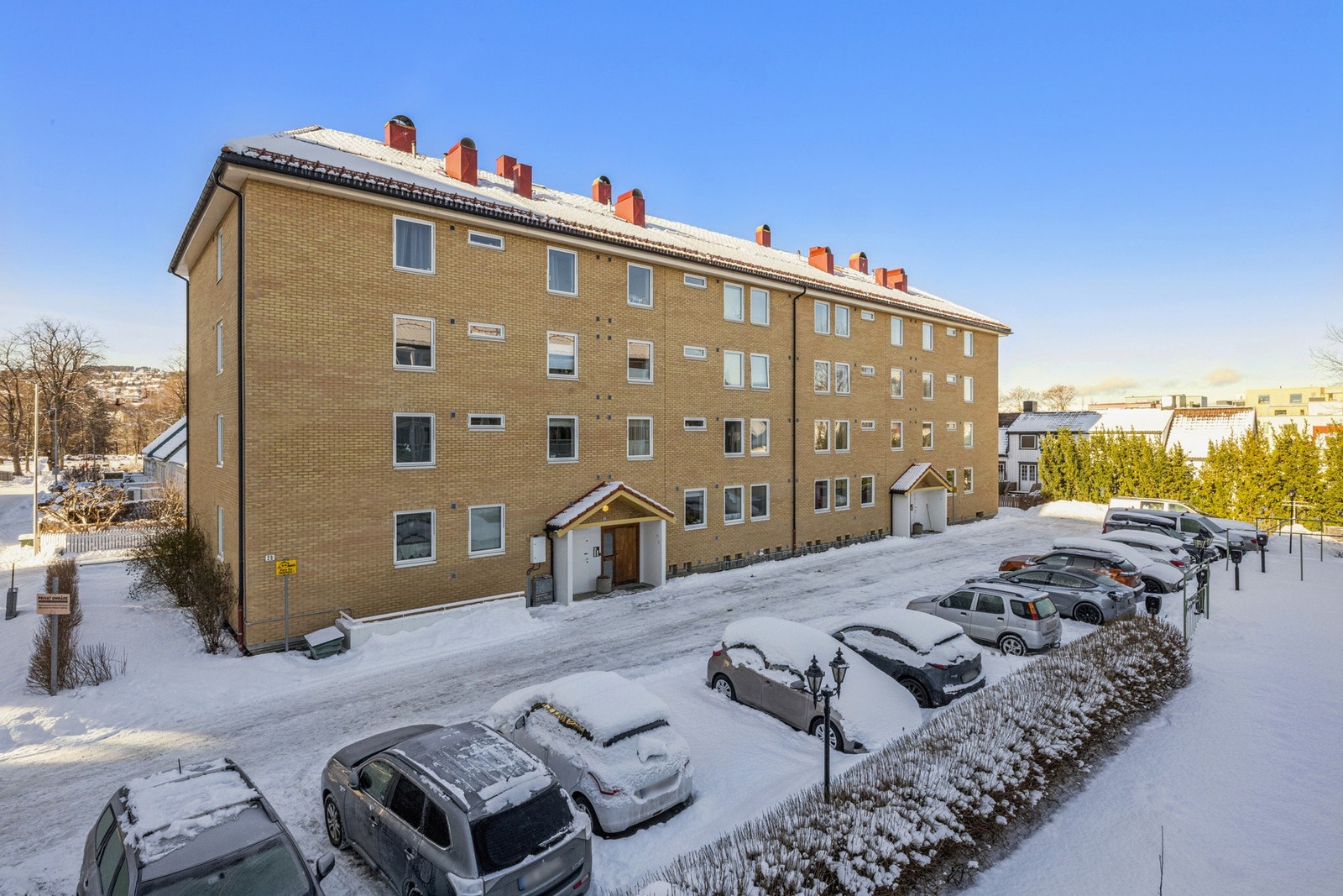 Leiligheten ligger i byggets 4. etasje i et solid og klassisk boligbygg. Mulighet for parkering utenfor bygget. Galleribilde