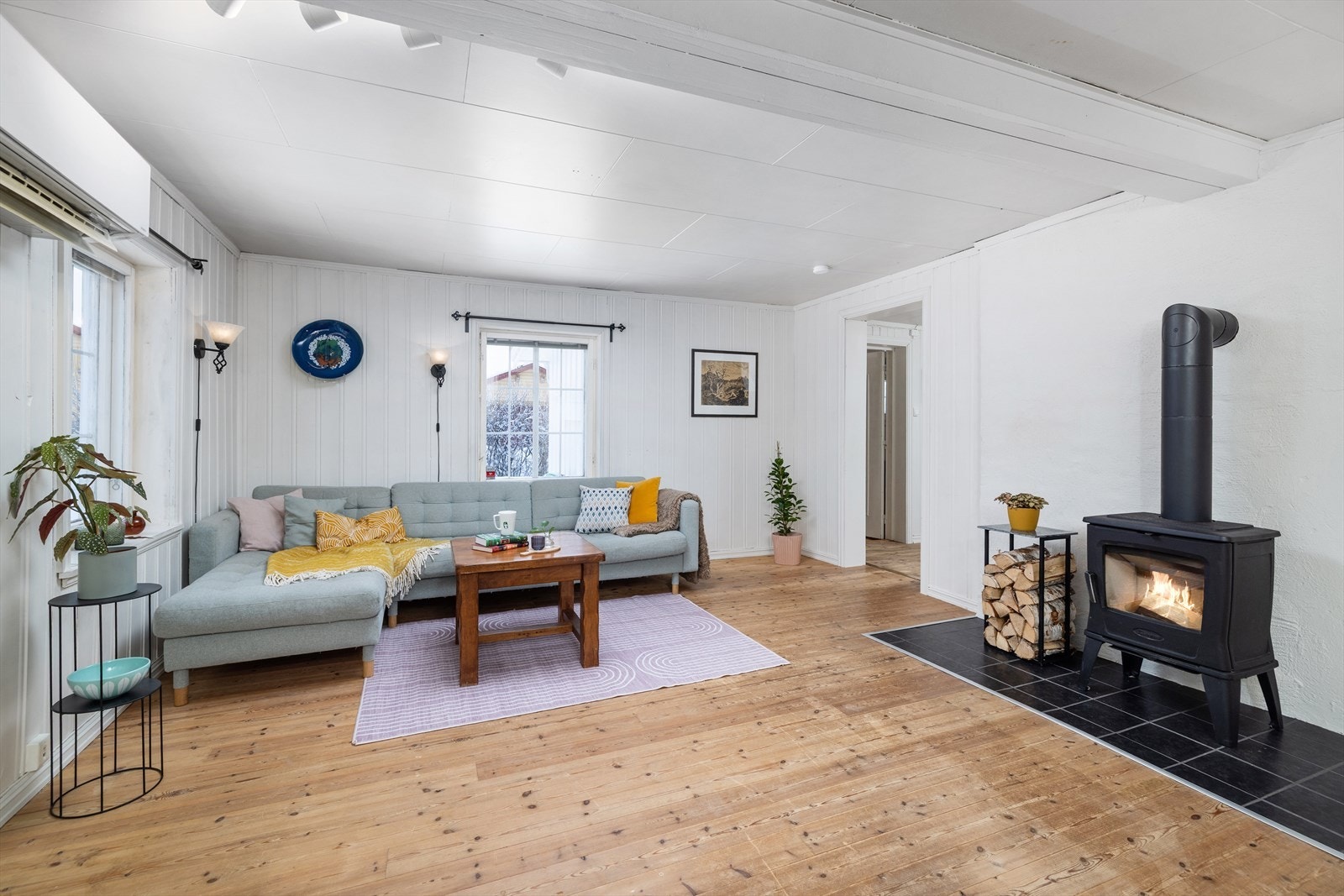 En peisovn fra 2018, med fornyet pipe, sørger for effektiv oppvarming. Galleribilde