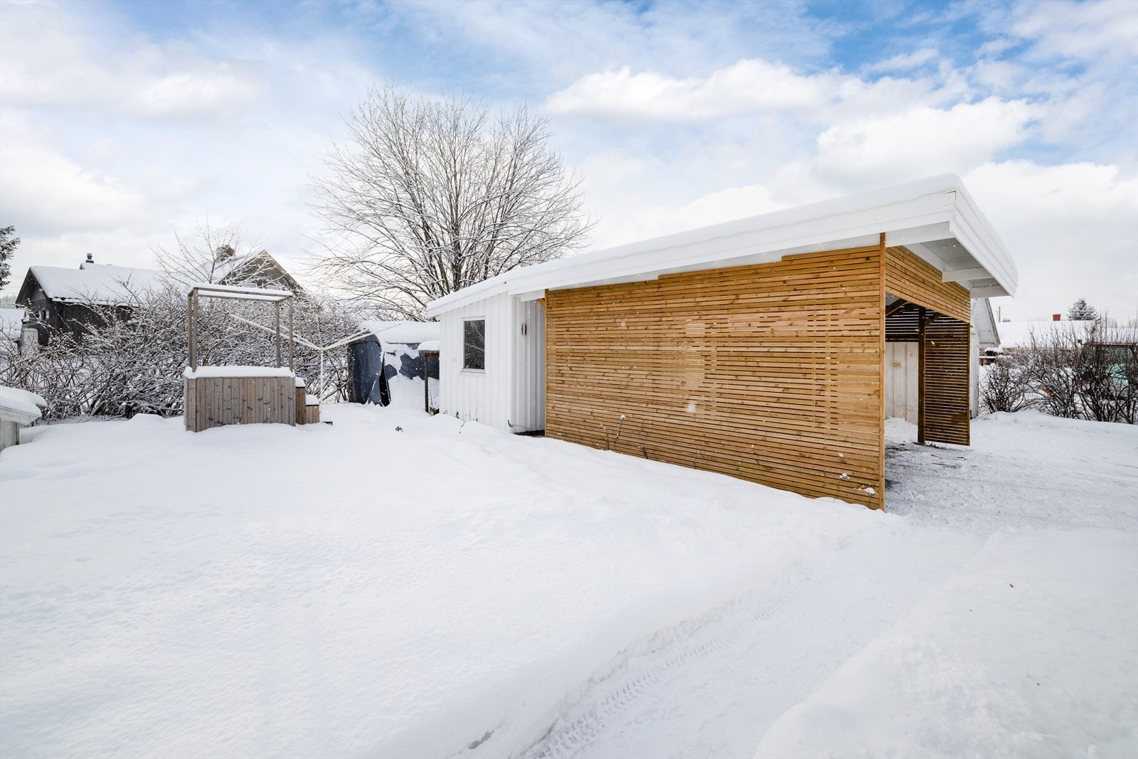 Nyere uthus med tilhørende carport, oppført med egeninnsats ca. 2022. Det er ikke oversendt attester, tegninger eller annen dokumentasjon på bygget (inkl. carport) fra kommunen.
Videre undersøkelser vedrørende lovlighet må påregnes. Galleribilde