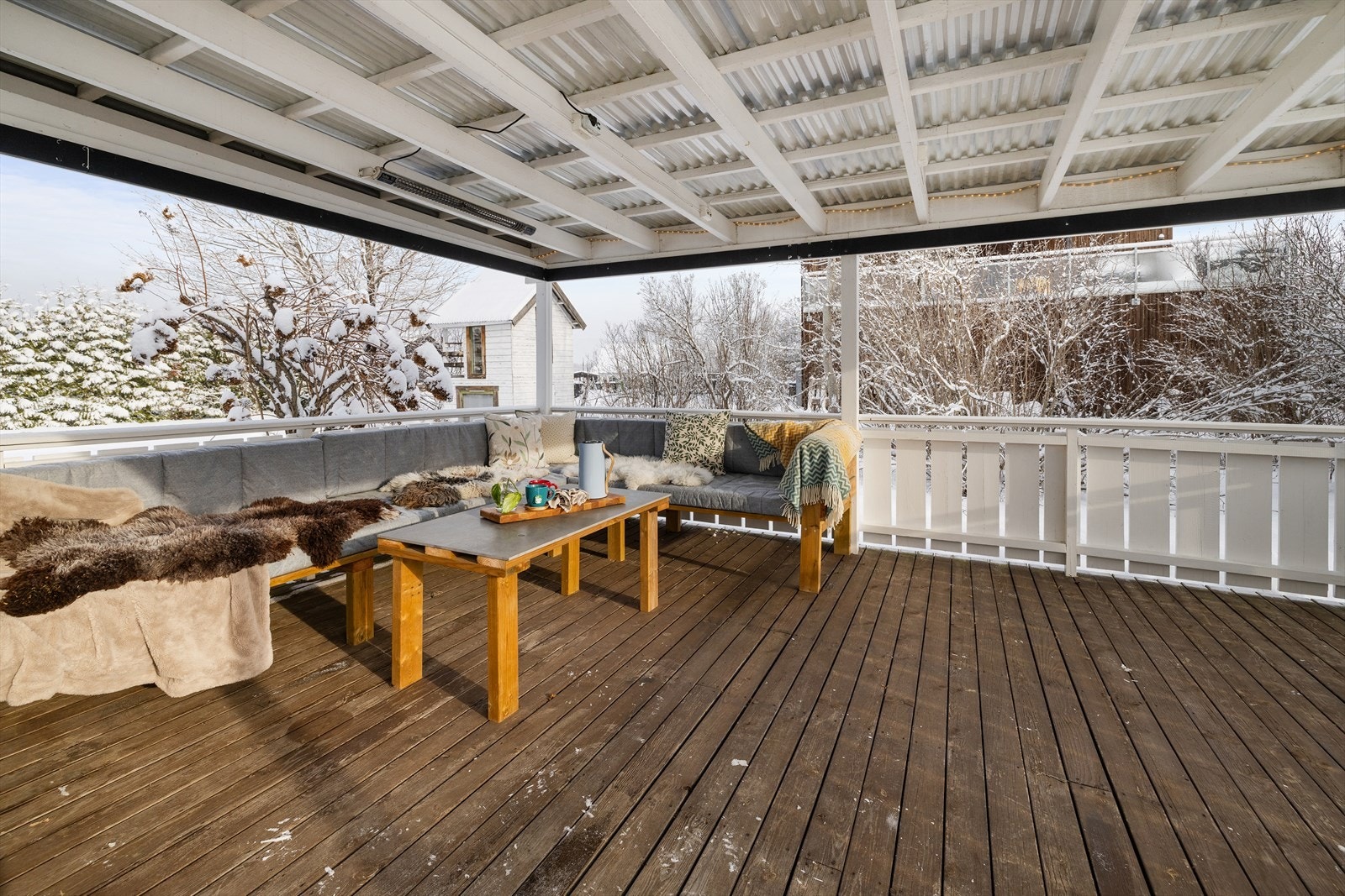 Eiendommen har flere uteplasser, inkludert en delvis overbygget terrasse på ca. 42 m². Galleribilde