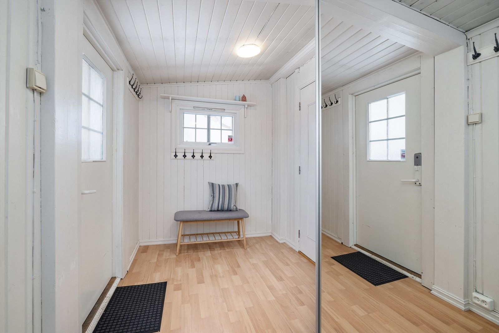 Lys entré med ytterdør fra 2014, utstyrt med Yale digital dørlås. Galleribilde