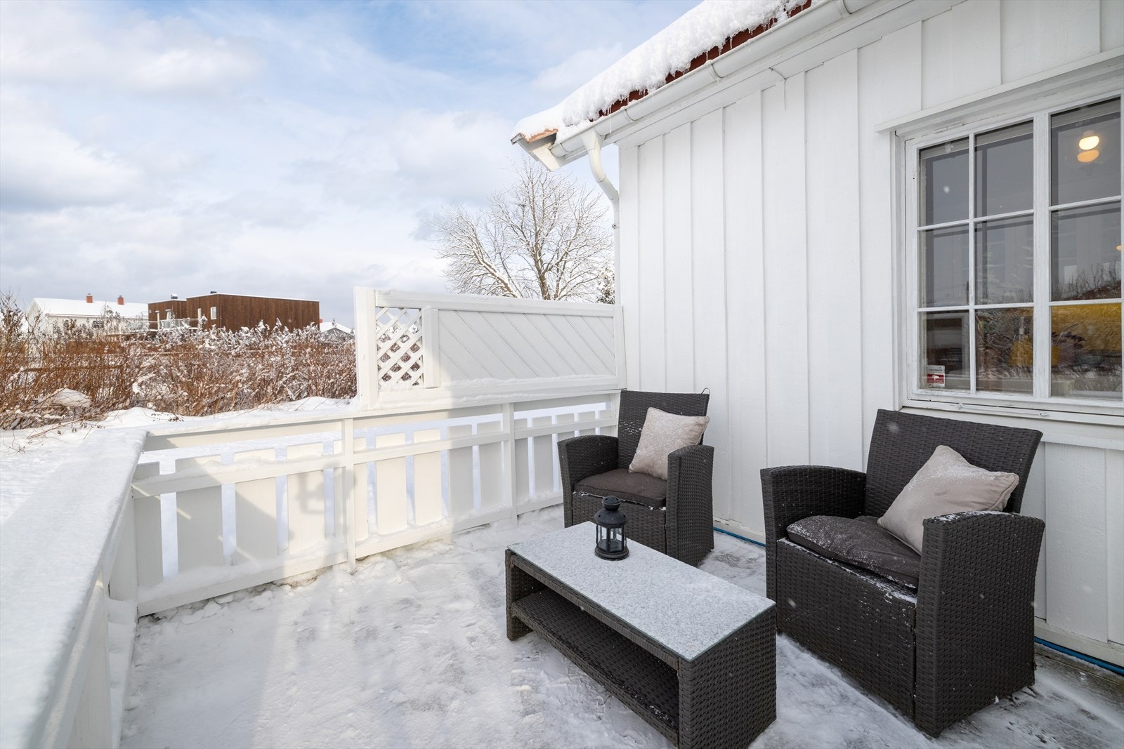 Ved inngangspartiet er det en vestvendt terrasseplatting på ca. 6,5 m². Galleribilde