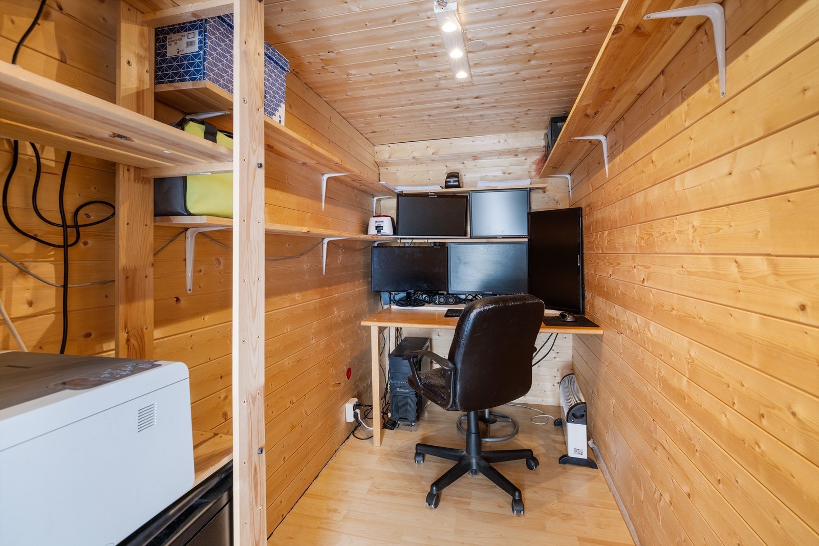 Et annet rom er innredet som kontor, perfekt for hjemmekontorløsninger. Galleribilde