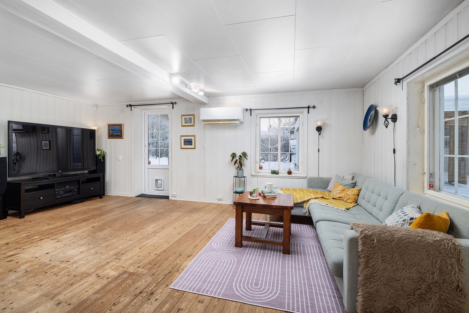 Rommet har også en luft-til-luft varmepumpe og direkte utgang til hagen. Galleribilde