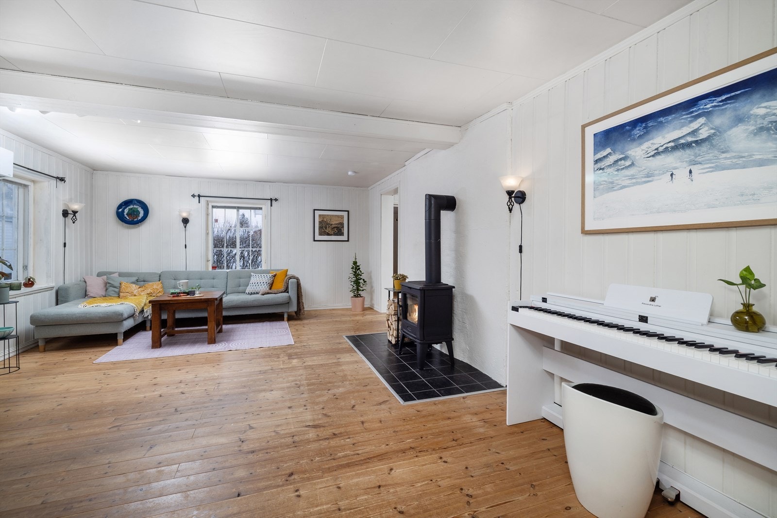 Stuen er et romslig samlingspunkt med tregulv og plass til flere sittegrupper. Galleribilde