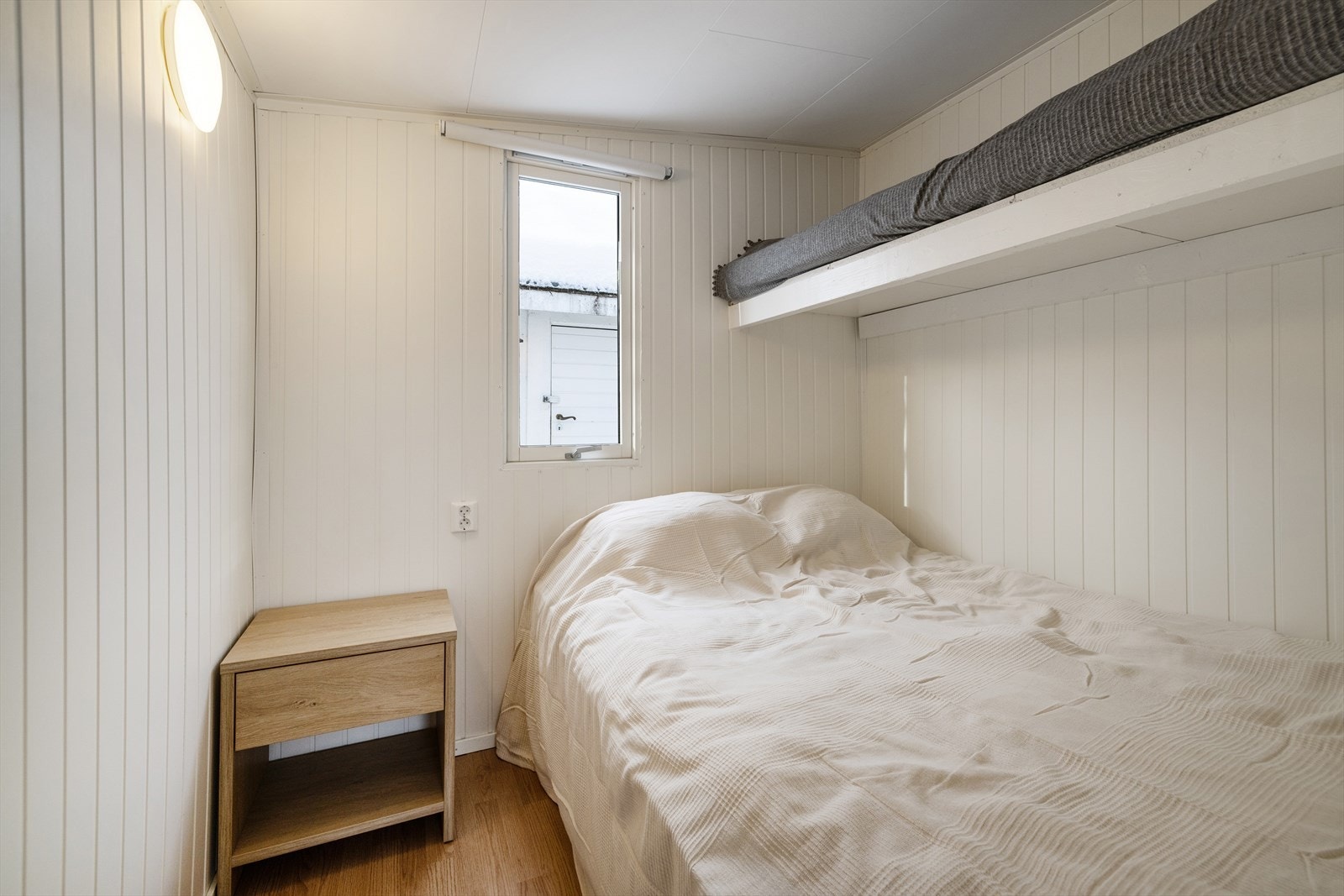 Et av rommene er innredet for overnatting eller som et ekstra oppholdsrom. Det er ikke oversendt attester, tegninger eller annen dokumentasjon på bygget (inkl. carport) fra kommunen.
Videre undersøkelser vedrørende lovlighet må påregnes. Galleribilde