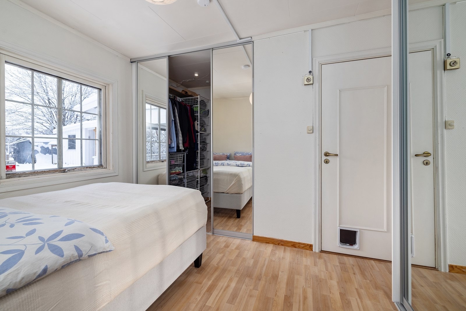 Dør med katteluke fra ett av soverommene gir enkel utgang for kjæledyr. Galleribilde