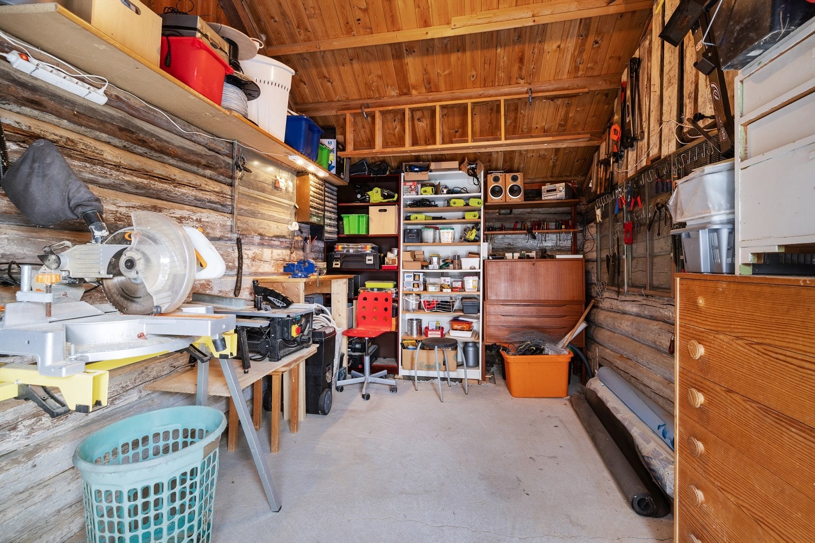Den eldre garasjebygningen er ombygget med god plass til verksted og hobby. Galleribilde