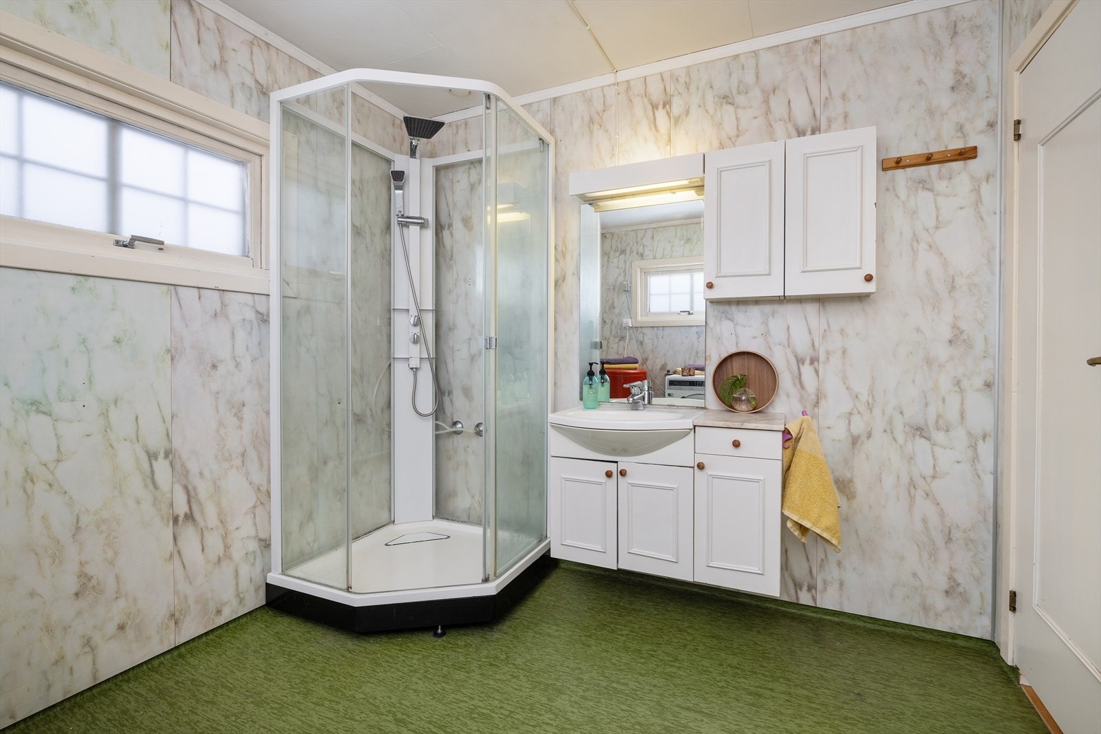 Kombinert bad og vaskerom med dusjkabinett, servantinnredning og elektrisk gulvvarme. Galleribilde