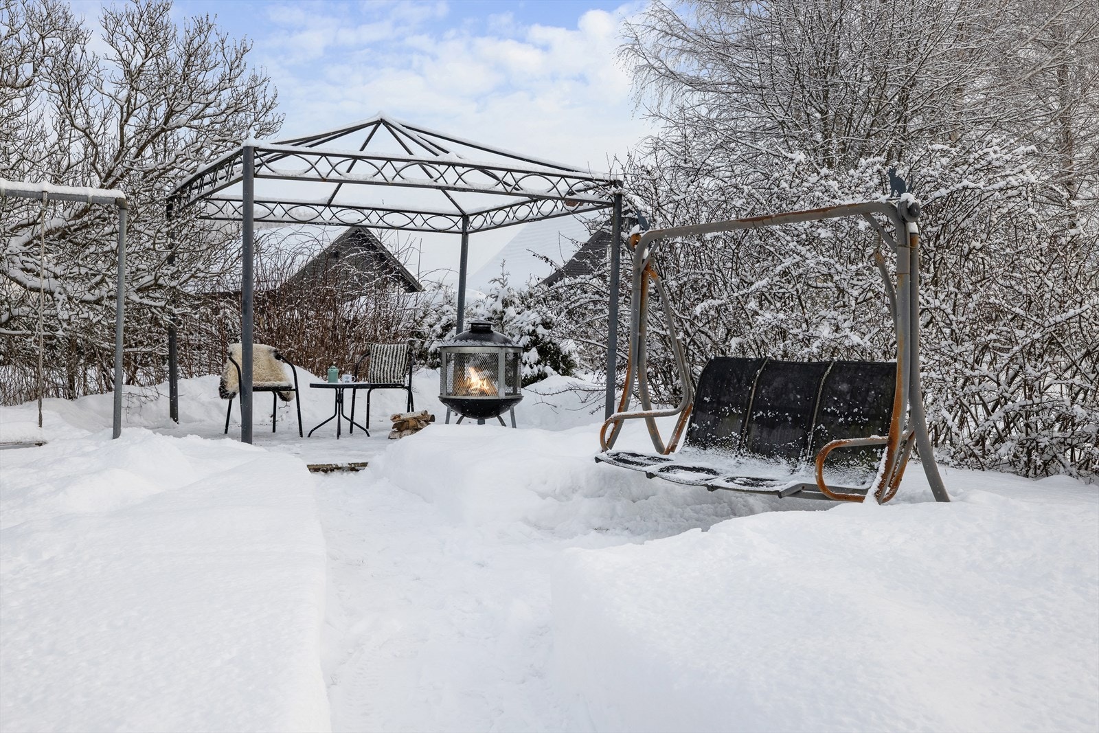 Her får du en romslig eiendom med hage, plen og diverse beplantning. Galleribilde