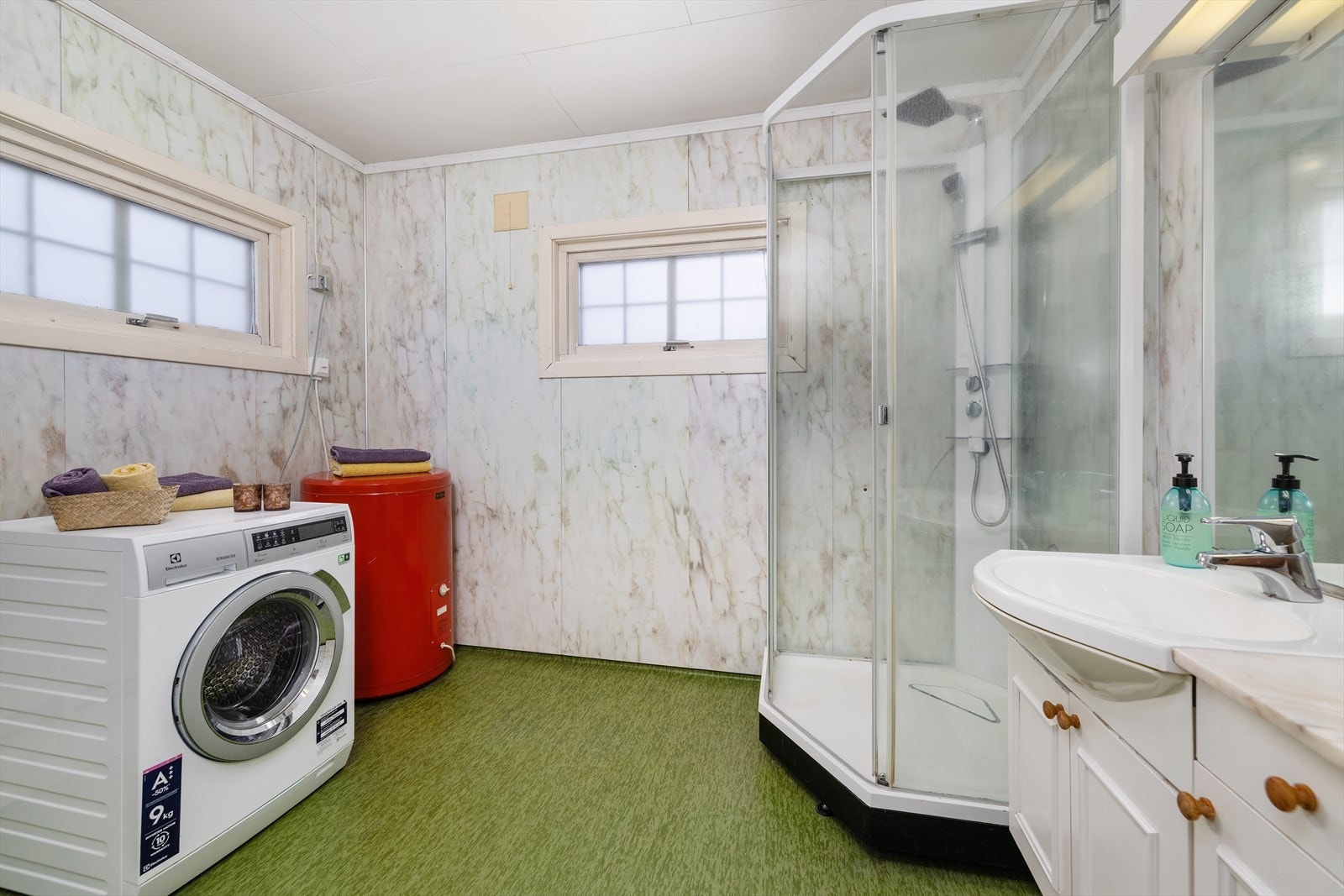 Her er det opplegg for vaskemaskin og plass til en varmtvannsbereder på ca. 150 liter. Galleribilde