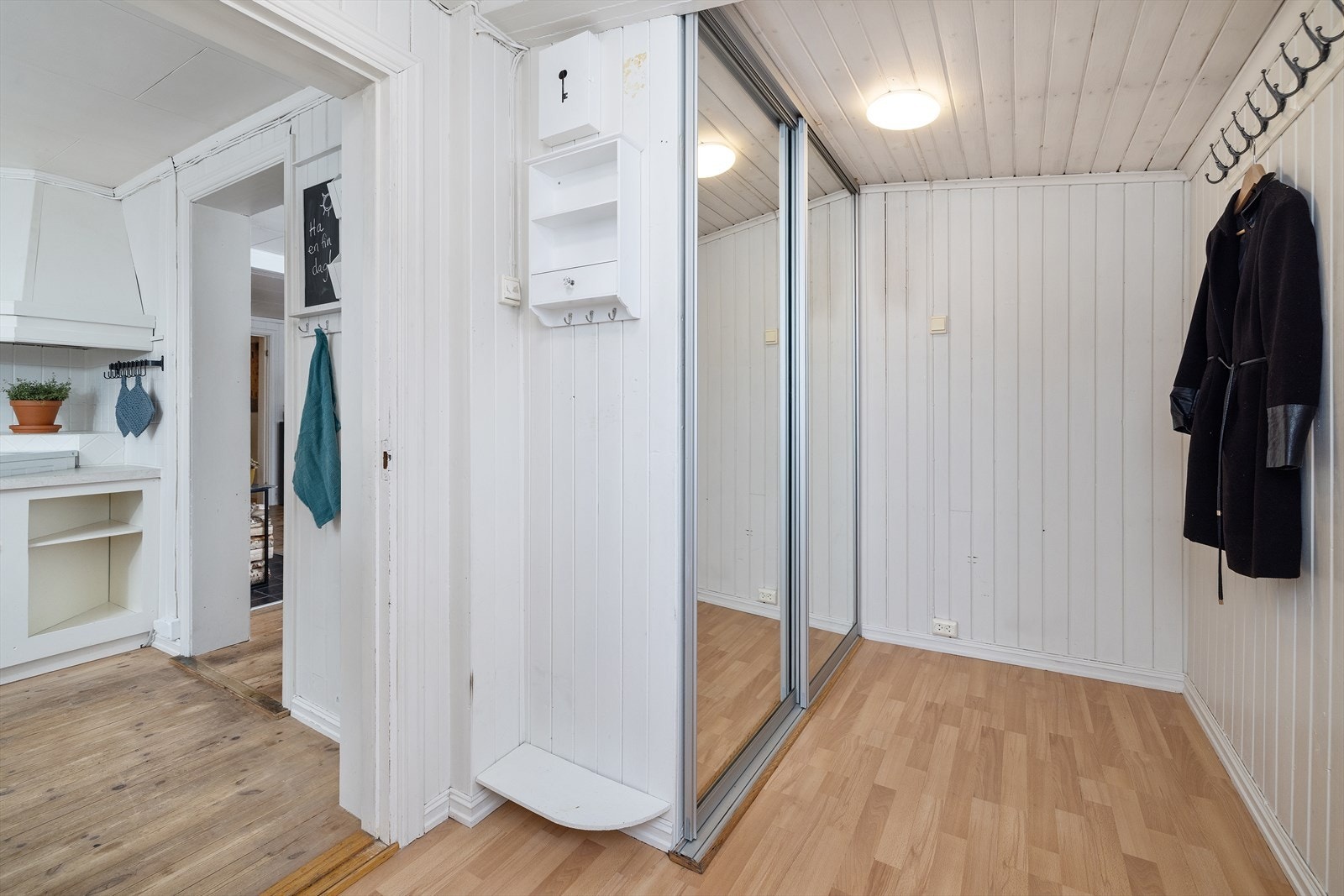 I gangen er det en romslig skyvedørsgarderobe med speilfronter. Galleribilde