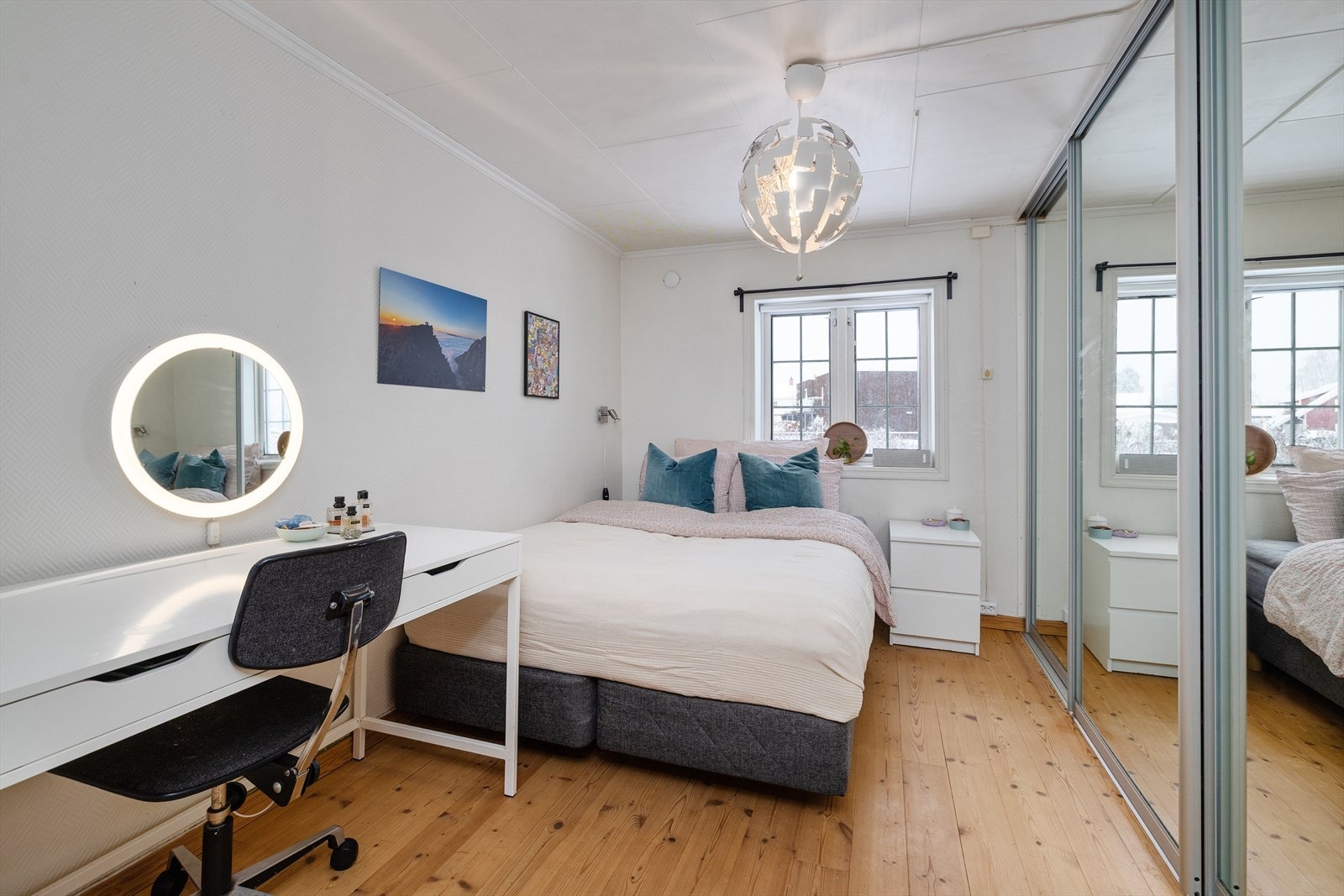 Boligen har tre soverom, alle med praktiske skyvedørsgarderober. Galleribilde