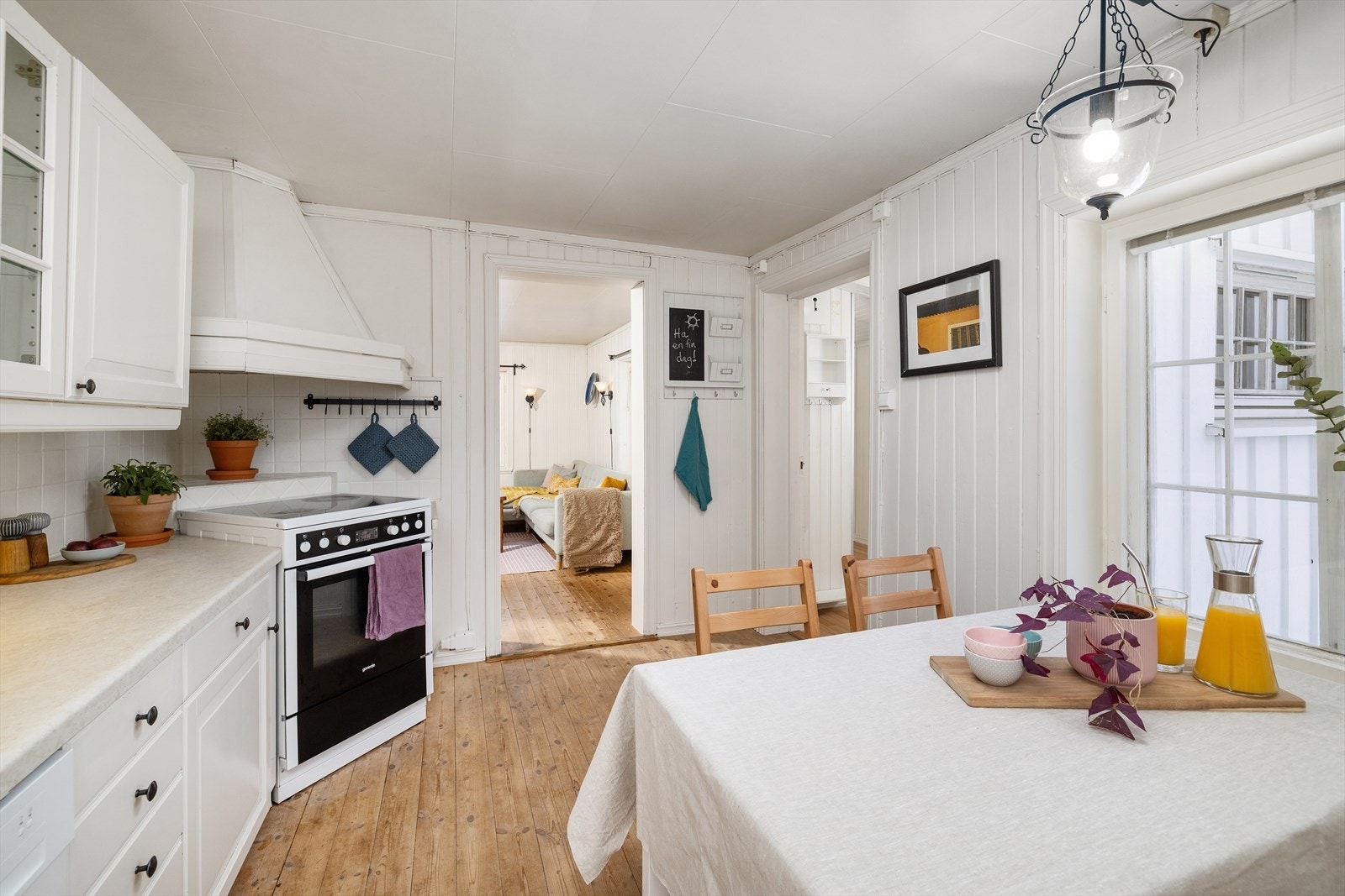 Kjøkkenet har en hyggelig spiseplass og er tilrettelagt for frittstående hvitevarer. Galleribilde