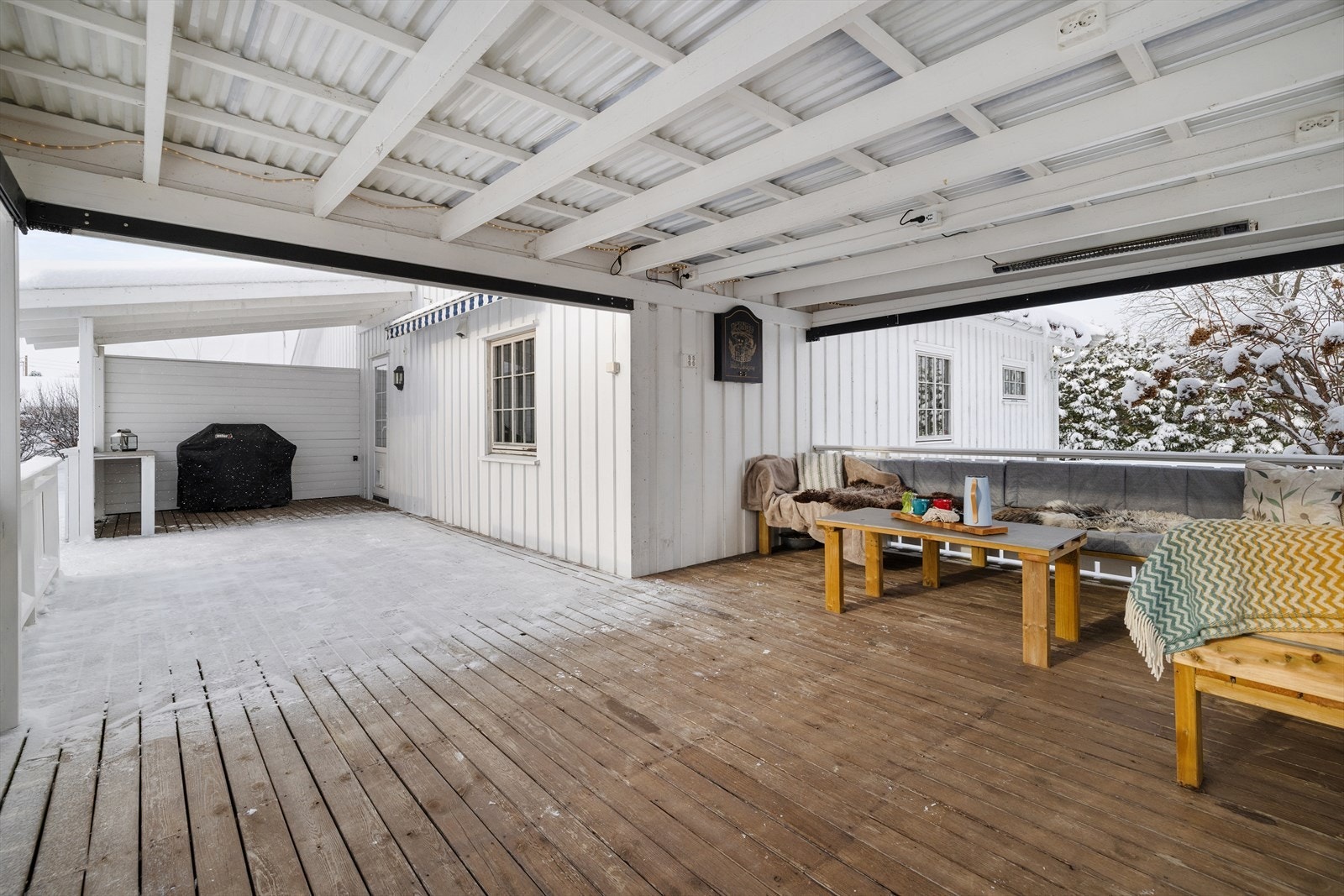 Uteplassen har god plass til både sittegruppe og grill. Galleribilde