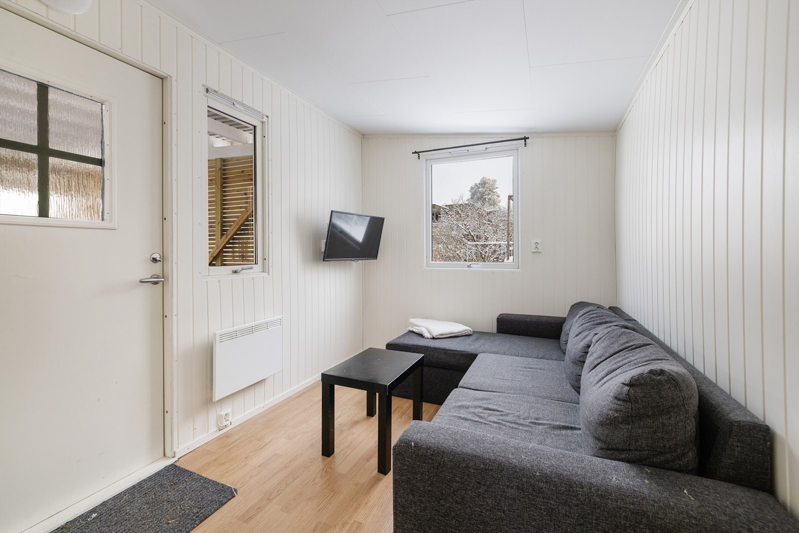 Det nye uthuset har to innredede rom med innlagt strøm og oppvarming. Det er ikke oversendt attester, tegninger eller annen dokumentasjon på bygget (inkl. carport) fra kommunen.
Videre undersøkelser vedrørende lovlighet må påregnes. Galleribilde