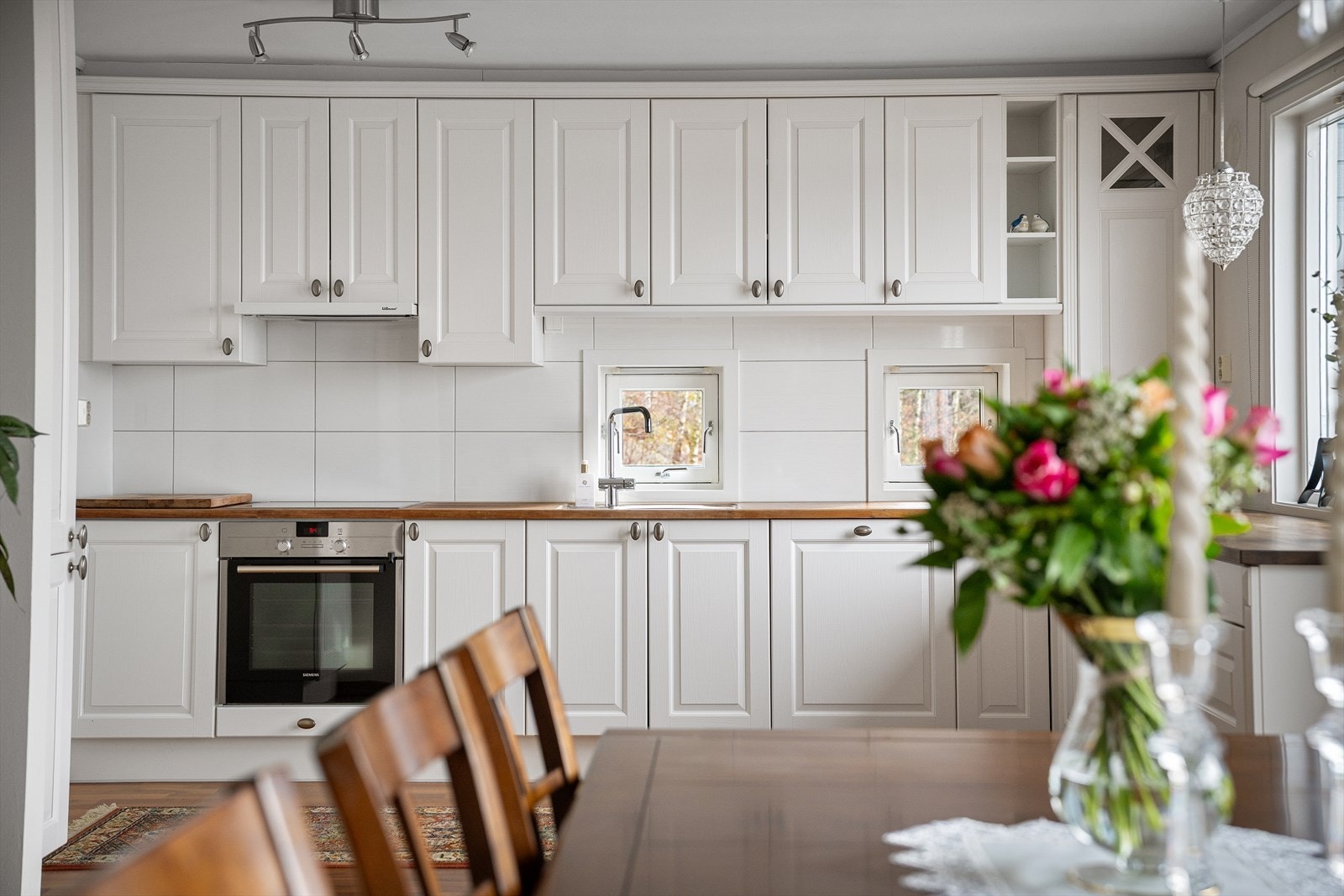 Fin kontakt mellom spisegjester i en spisestue du kan dra ut til langbord - og kokken som styrer kjøkkenet. Rikelig m/skapplass og arbeidsbenk. Vinduer for gjennomgående naturlig lys. Galleribilde