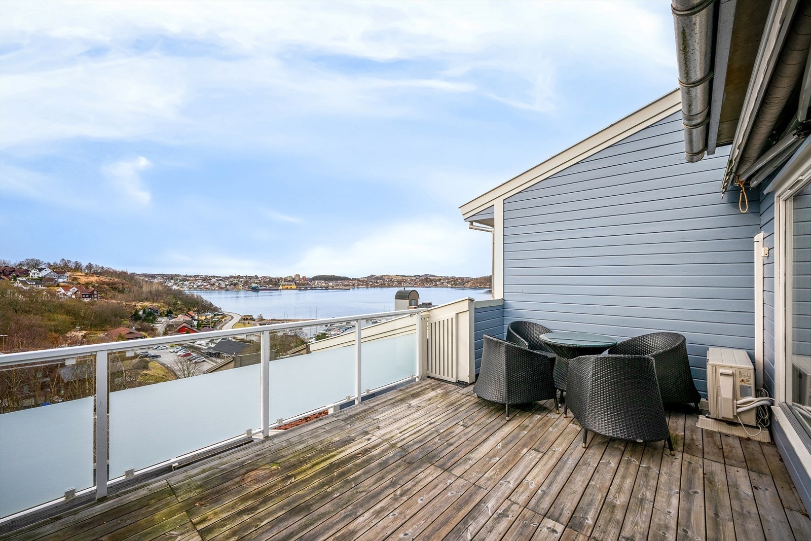 Stor terrasse med plass til flere sittegrupper og solsenger. Nydelig utsikt og et perfekt sted å invitere på grilling. Galleribilde