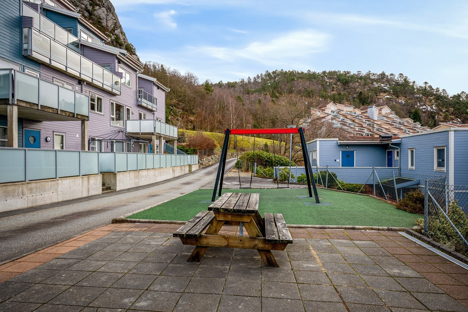 Sittegrupper og lekeplasser i området mellom byggene. Galleribilde
