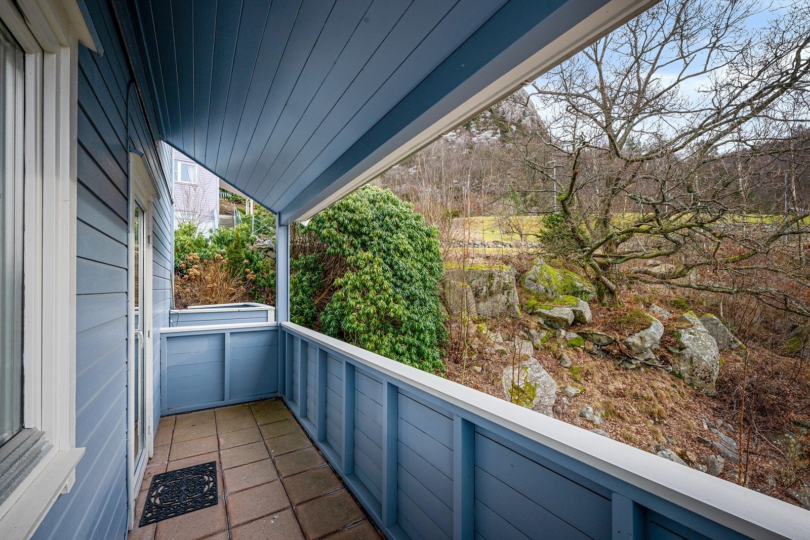 Hovedsoverom med mye skapplass og plass til ekstra kommode. Utgang til balkong på enden av bygget med utsikt til naturen. Galleribilde