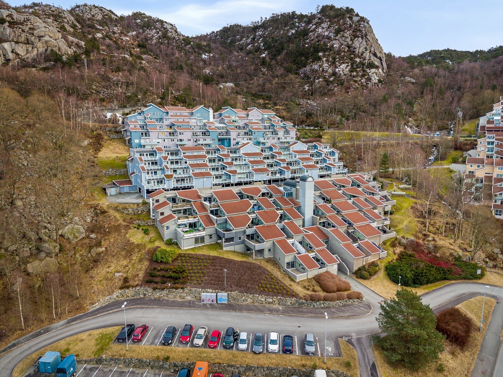 Stor gjesteparkering foran bygget. Herfra kan du ta heis opp og gå trappefritt bort til leiligheten. Direkte tilgang til naturen. Galleribilde