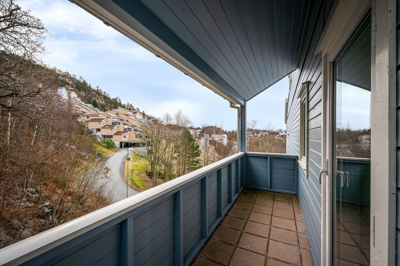 En stor luftebalkong med rom for kafebord og stoler, samt lufting av dyner. Galleribilde