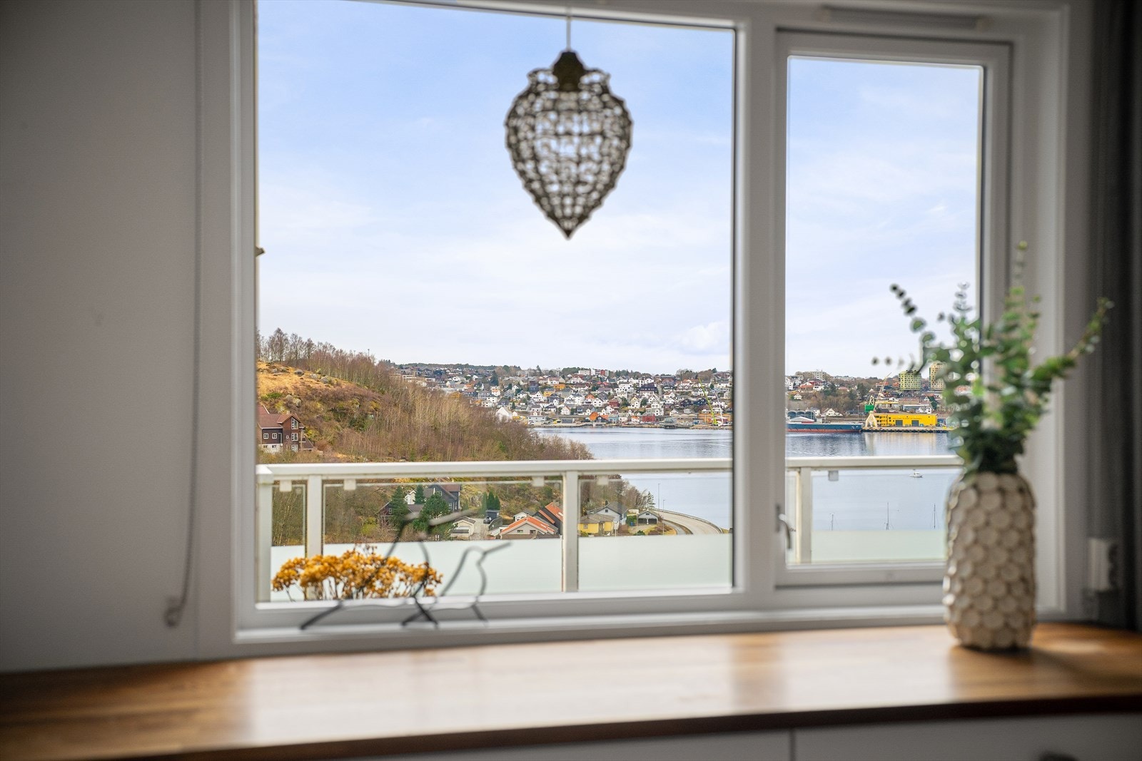 Nydelig utsikt til fjorden, natur og luftige omgivelser - gir høy bokvalitet. Galleribilde