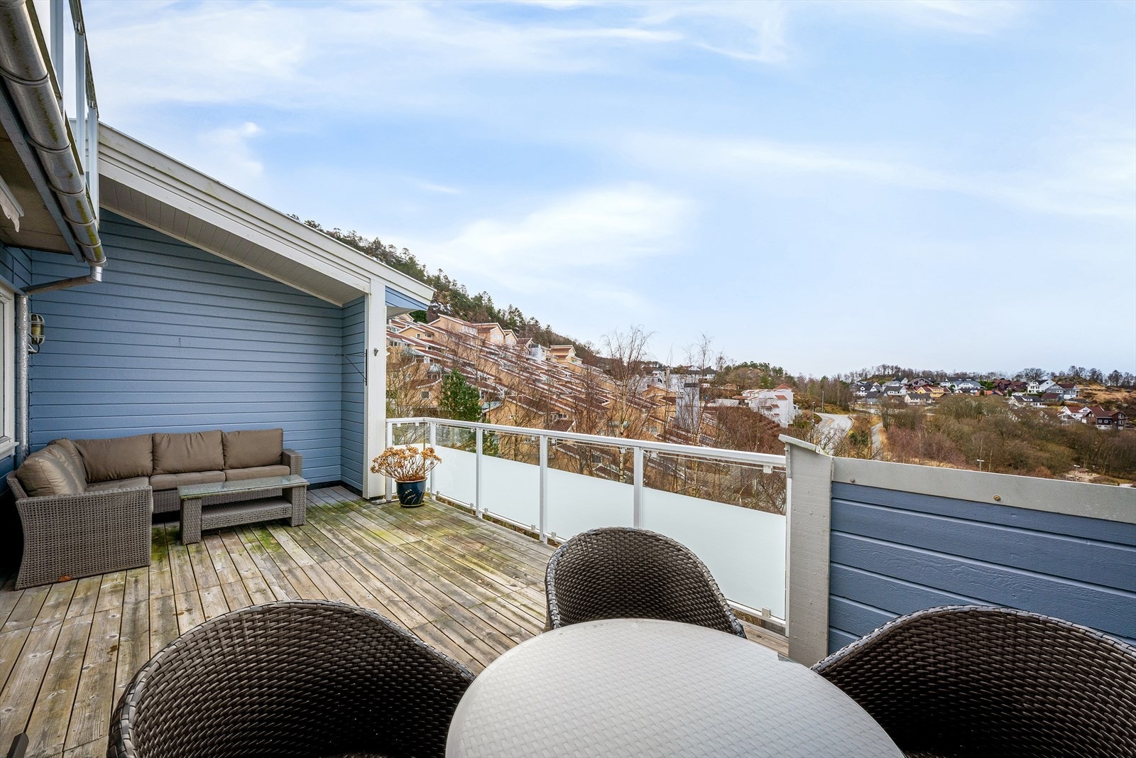 Rikelig med plass til store sittegrupper, lounge og godstoler. Delvis takoverbygg og elektrisk markise gir fin skjerming og le på terrassen både for sol eller på sene kvelder. Galleribilde