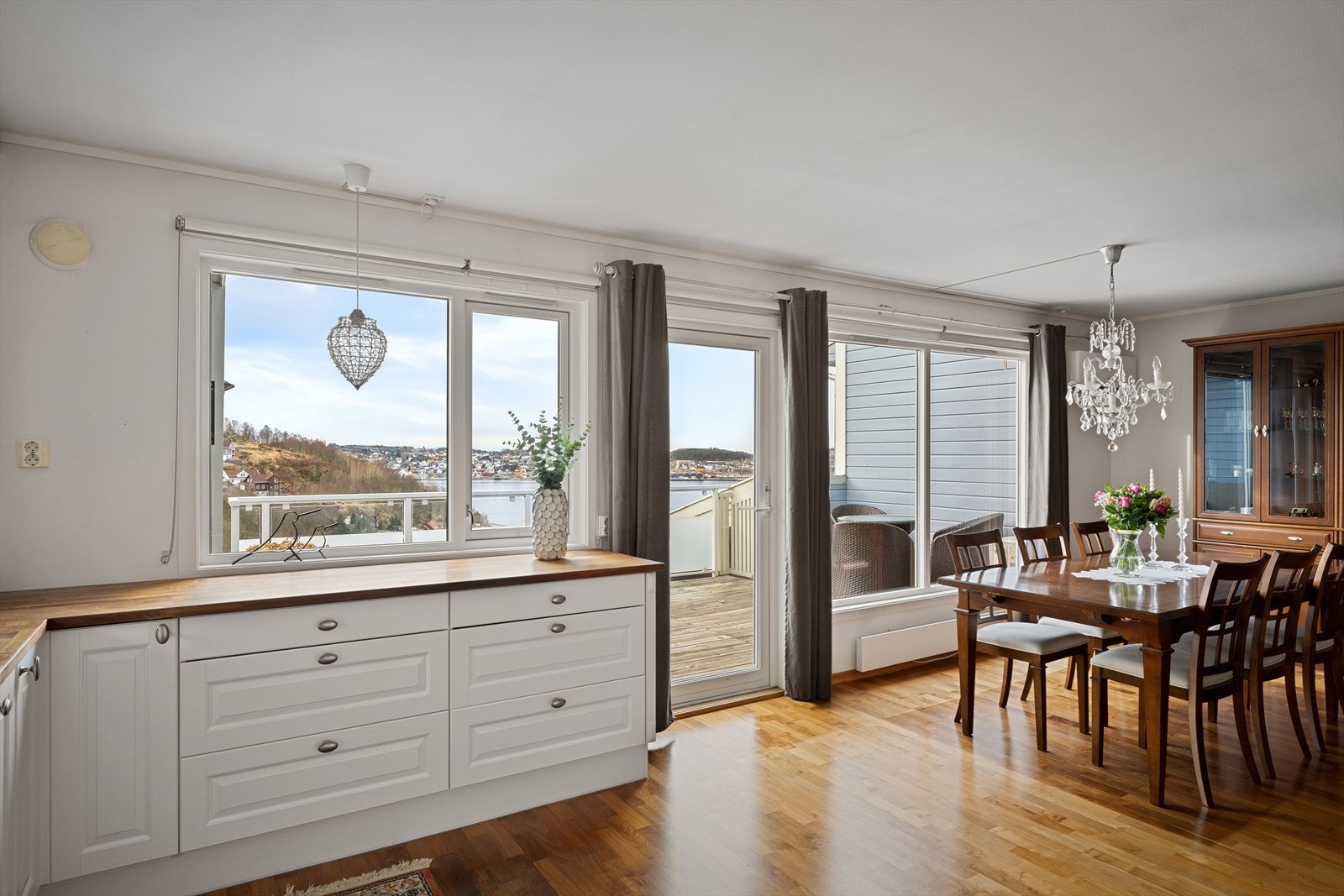 Enkel tilgang ut med mat på fine dager. Rikelig med plass ute og inne for gjester. Elektrisk markise gir le for sol eller regn når du skal sitte ute. Galleribilde