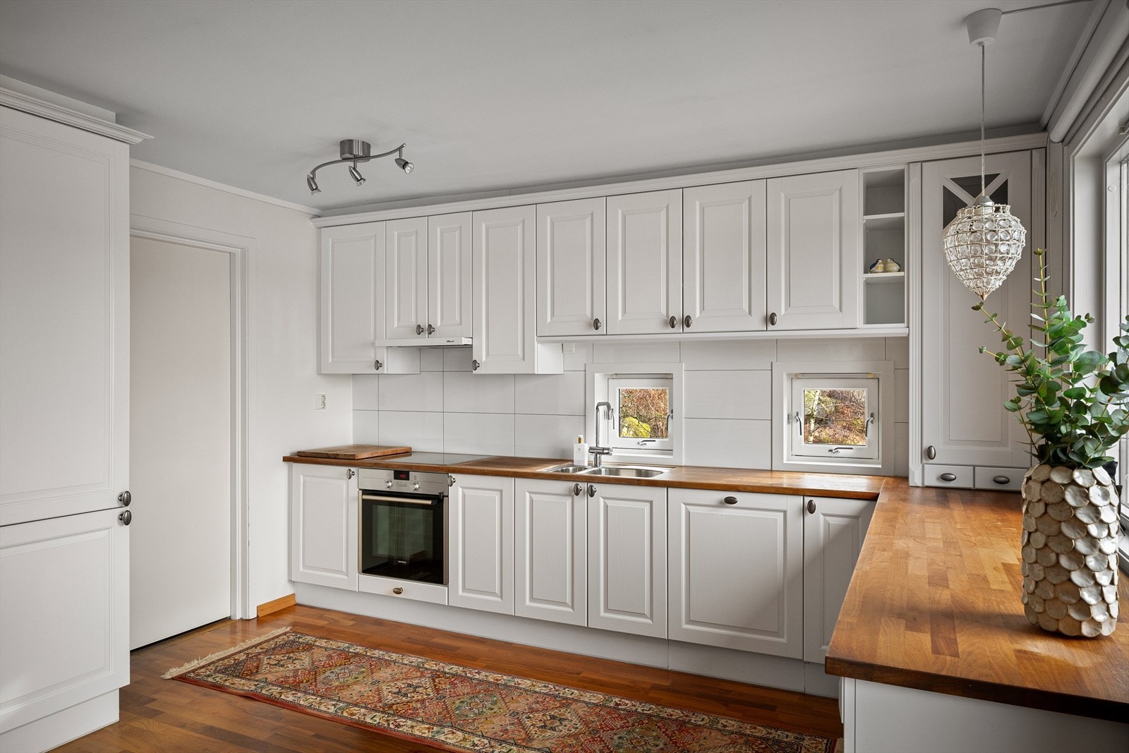 Videre inn fra JKE kjøkkenet, har du ekstra bod og vaskerom. Et perfekt spiskammers for lagring av kjøkkenmaskiner, tørrmat eller annet. Praktisk når du skal sette på en maskin innimellom matlagingen. Galleribilde