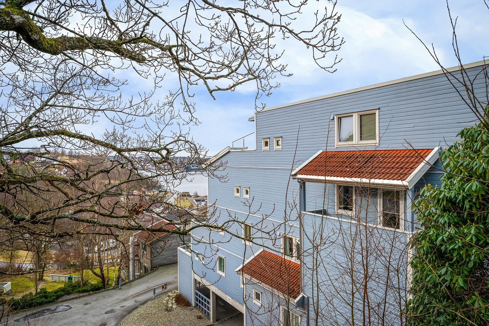 Naturen omkranser bygget og området. Galleribilde