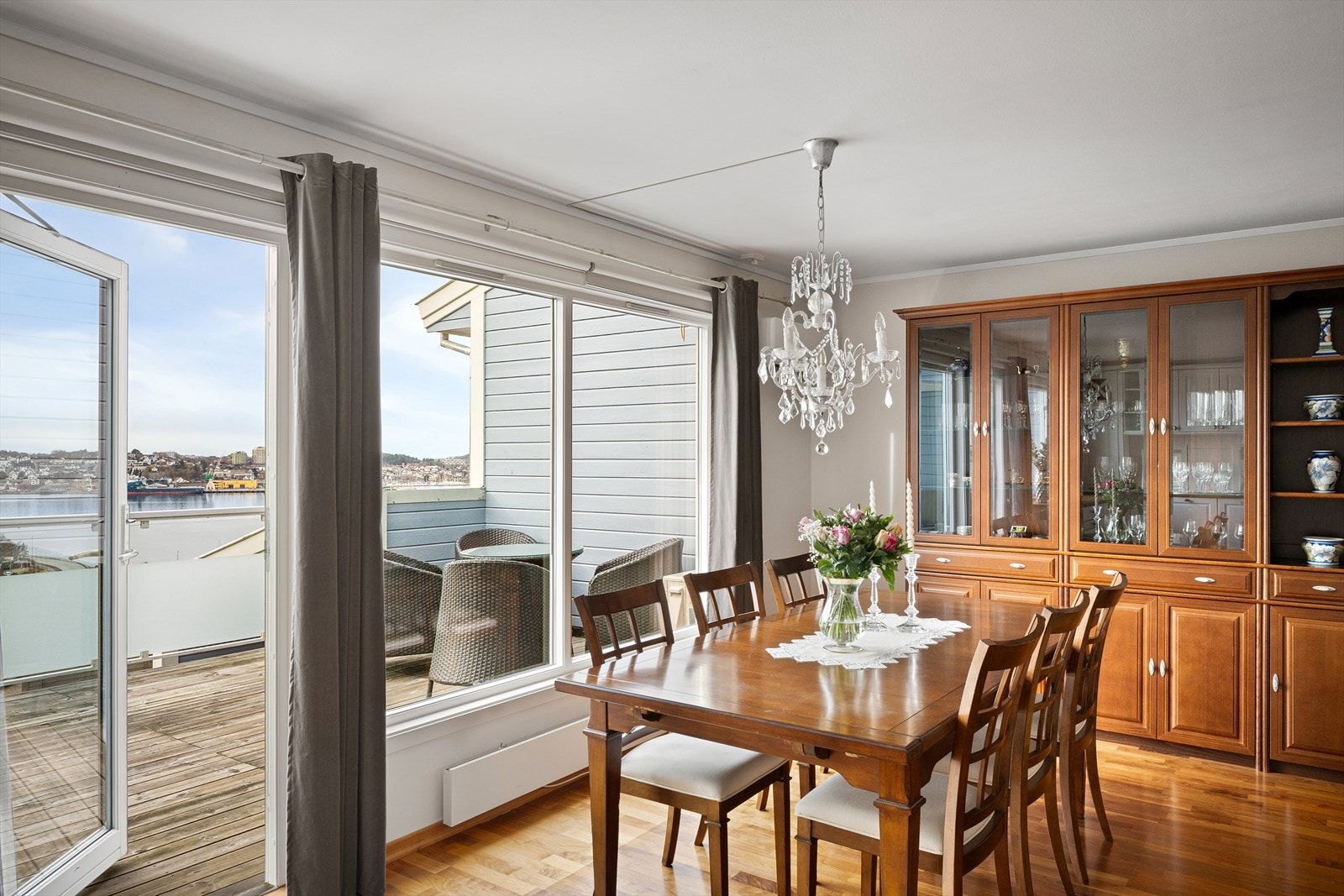 Fin flyt mellom inne og ute. Elektrisk markise for skjerming og le. Nydelig utsikt og vestvendt terrasse med strålende solforhold. Varmepumpe inne for jevn tempereatur. Galleribilde