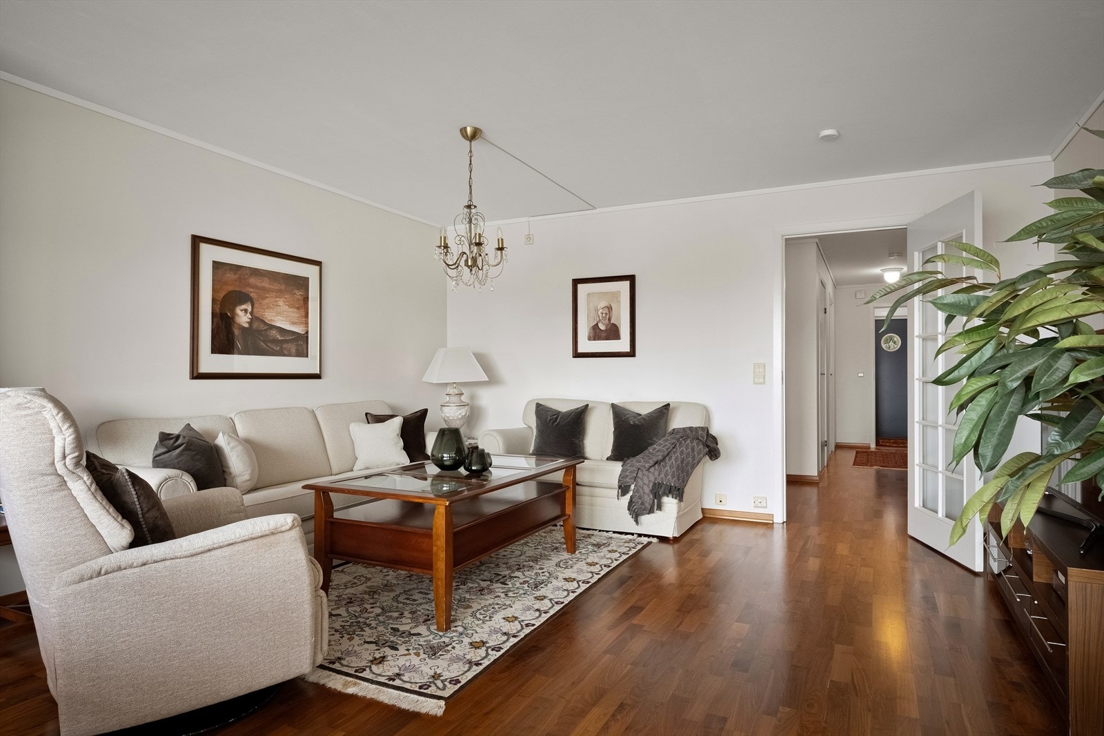 Romslige og naturlige soner med oppholdsrom fint adskilt fra soverom - slik at en ikke sjenerer hverandre. Galleribilde